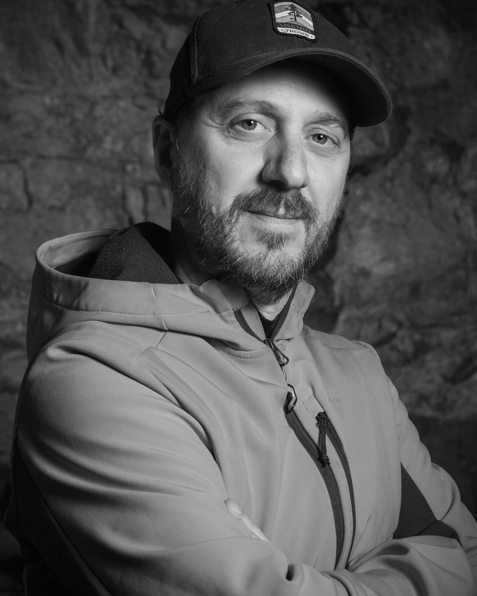 Foto: @rojasnati_
Retrato en la montaña con dos flashes zapatas. un frontal levemente a la derecha y el segundo apuntando a la piedra para lograr profundidad.
Salida con el Curso Avanzado.