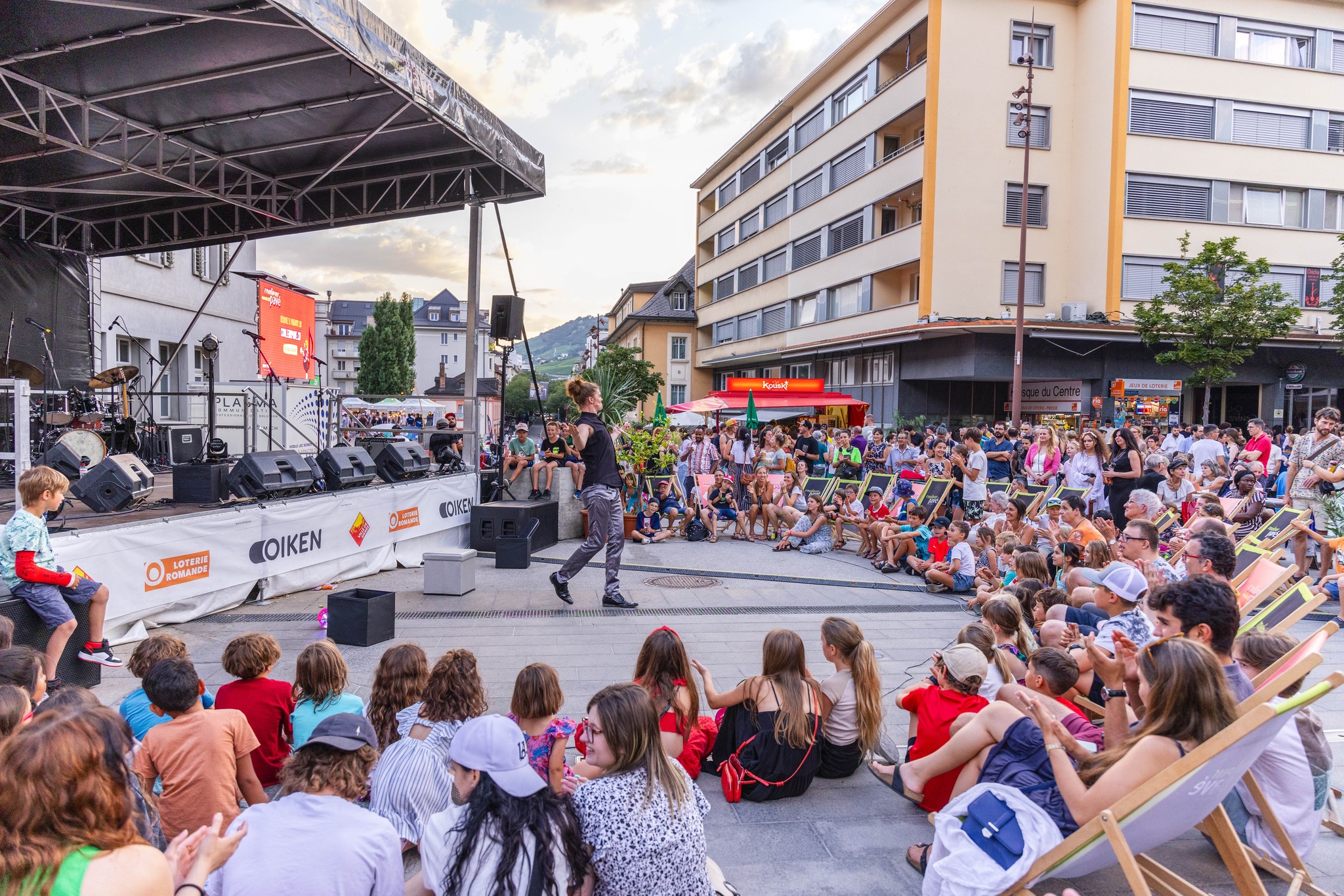 Mon spectacle #Authentique revient bientôt dans les rues… Hâte de partager ça avec vous !📷 Images du festival Couleur Pavé - @alexprod.ch
.
.
.
.
.
.
#streetartist #artsderue #spectaclederue #strassenshow #streetartist #streetshow #artderue #streetfestival #artistederue #strassenkunstler #janhimself #ilovemyjob #swissartist #swissevent #event