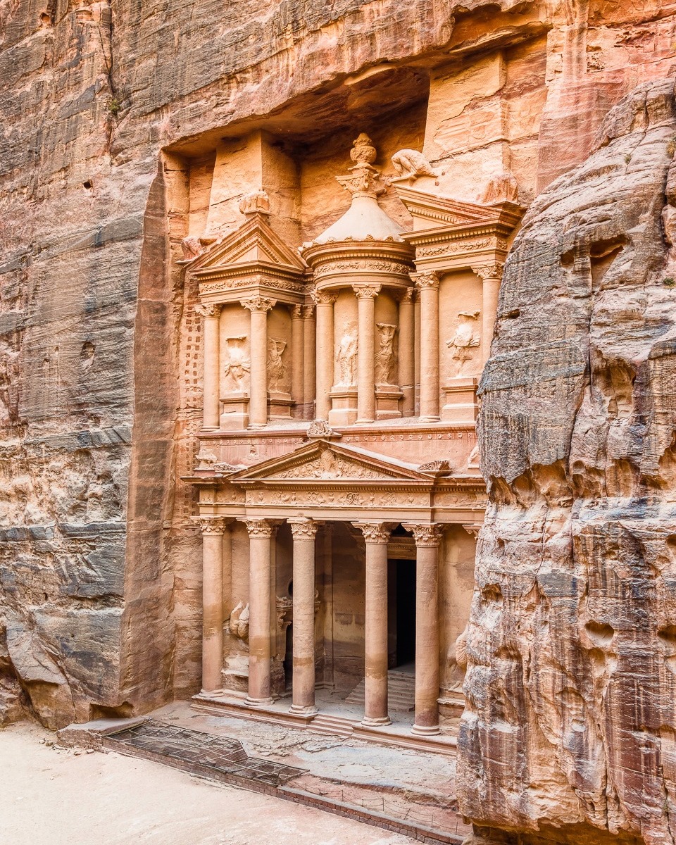 Step into history and capture the magic of Petra, Jordan—one of the New Seven Wonders of the World! From the breathtaking Treasury to hidden canyons bathed in golden light, this ancient city is a dream for photographers. Join me this May for an unforgettable photography workshop, check out my website for further info and to book #PetraPhotography #JordanWorkshop #ExploreWithMe