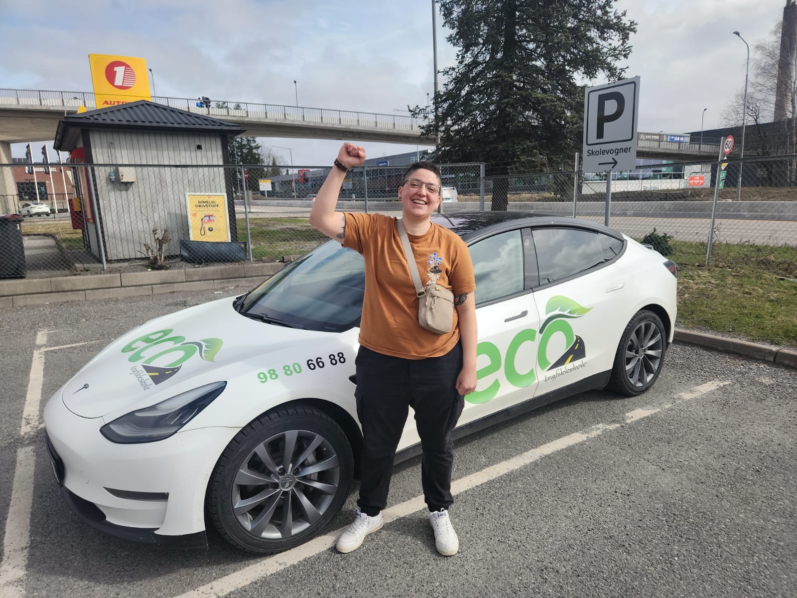 #Gratulerer Camila Lia🎉med et rykende #førerkort🚘 Kjør trygg på veien med ditt ferskt #førerkort😊 Vi sees i #trafikken. #grattis igjen fra #Trafikklærer Amer, og #ecotrafikkskole team
#tesla #model3 #elbil #ElbilNorge #teslamodel3 #Norway #Norge #Bjerke #Løren #nydalen #Sinsen #Hasle #Risløkka #idritt #Trafikaltgrunnkurs #hasle #førstehjelp #Oslo #osloidrett