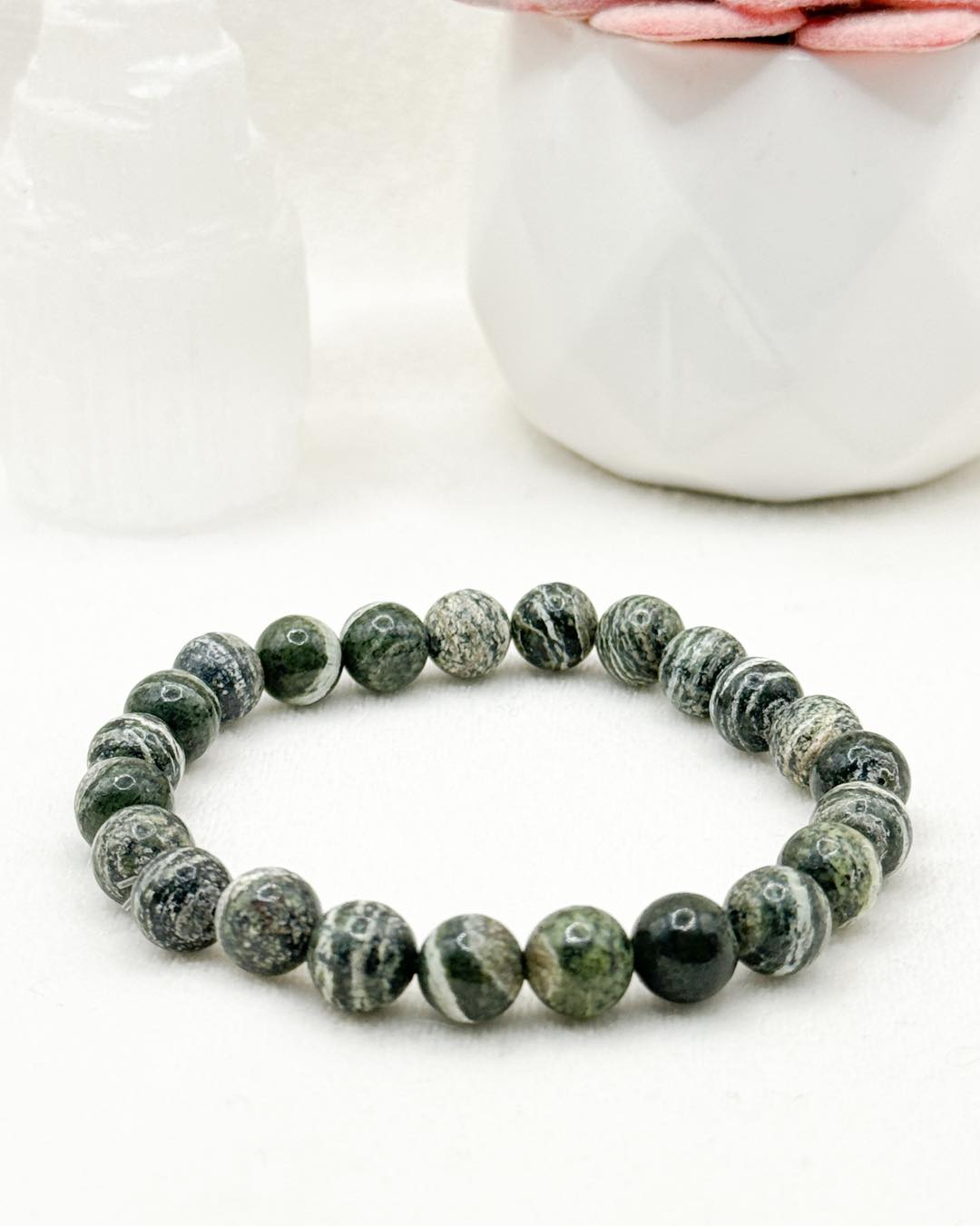La serpentine œil d'argent aide à renforcer notre confiance en nous et maintenir un équilibre émotionnel stable. Cette pierre aide à rester patient et calme, même dans les moments les plus difficiles. En la portant, nous pouvons sentir une augmentation de notre assurance et une réduction du stress.
Ce bracelet en serpentine œil d’argent 8mm est disponible sur la boutique en ligne www.defilenpierre.ch
#serpentineoeildargent #patience #bienêtreémotionnel