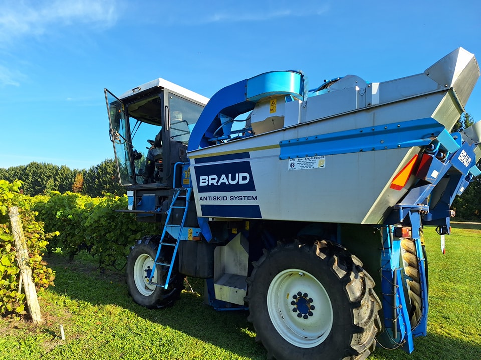 Big Blue travail fort | working hard!
#vendanges2023 #harvest2023 🍇