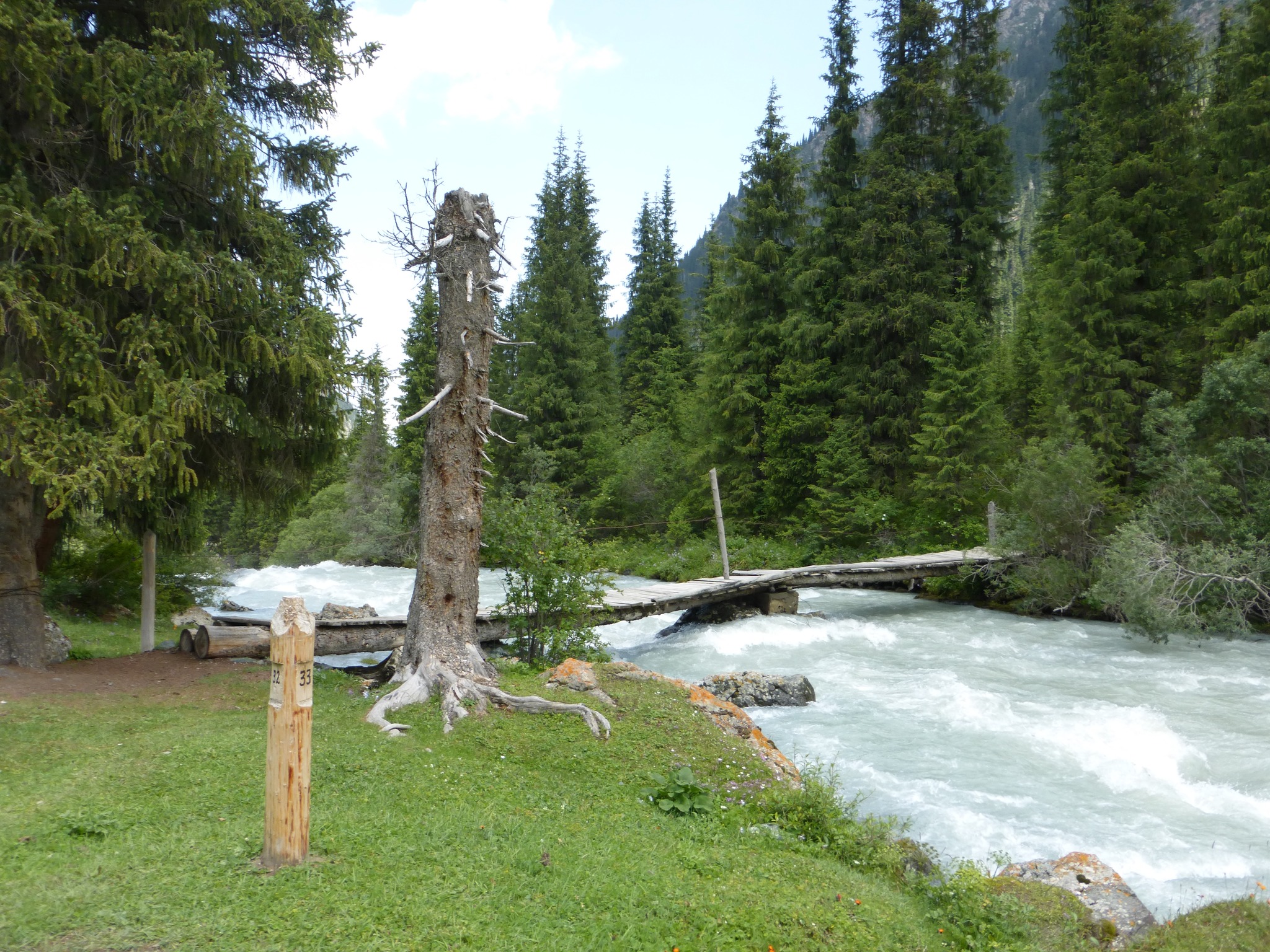 🛶🏞️ Paddle through pristine waters and explore the hidden lakes of Kyrgyzstan with Arista Travel. Adventure is calling! 🌊🌟 #Kyrgyzstan #Nature #AristaTravelAsia #Kayaking