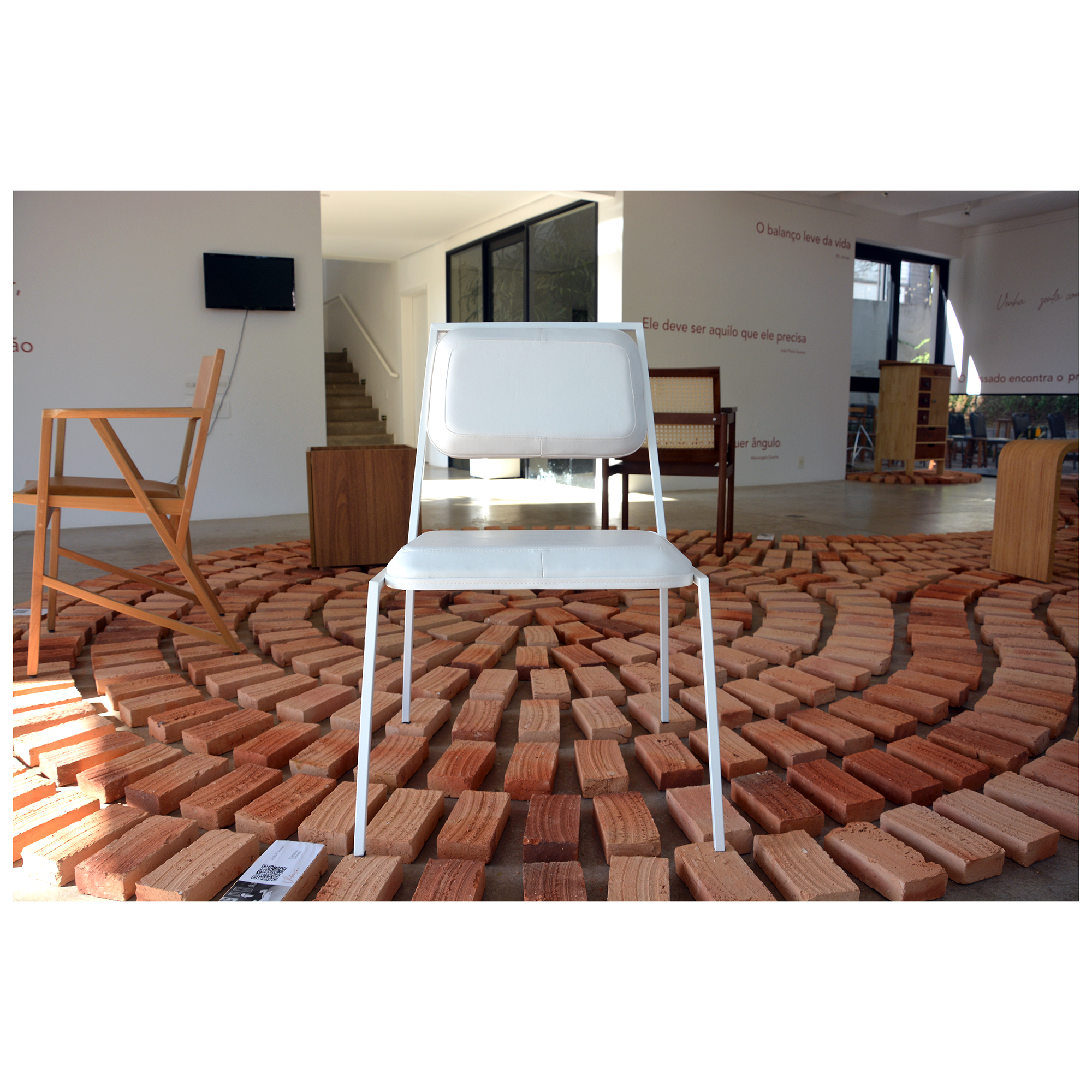 Cadeira Vibrato
Design, Produção e Comercialização: Ars Estúdio.
Uma peça que se presta a ser um desenho autoral, produzido artesanalmente, mas ainda assim, se propondo a ser produzida em escala. Uma cadeira com identidade, leveza e presença, que guarda um detalhe acolhedor. Produzida nas cores branca e preta, estrutura metálica, pintura eletrostática, couro ecológico e madeira natural. Outras cores sob consulta.
.
.
.
#design #arquiteturadeinteriores #home #homedecor #decor #designdeinteriores #decoracao #arquiteto #projeto #sala #lojademoveis #poltrona #cadeiras #conforto #interiors #arquitectura #mobiliariobrasileiro