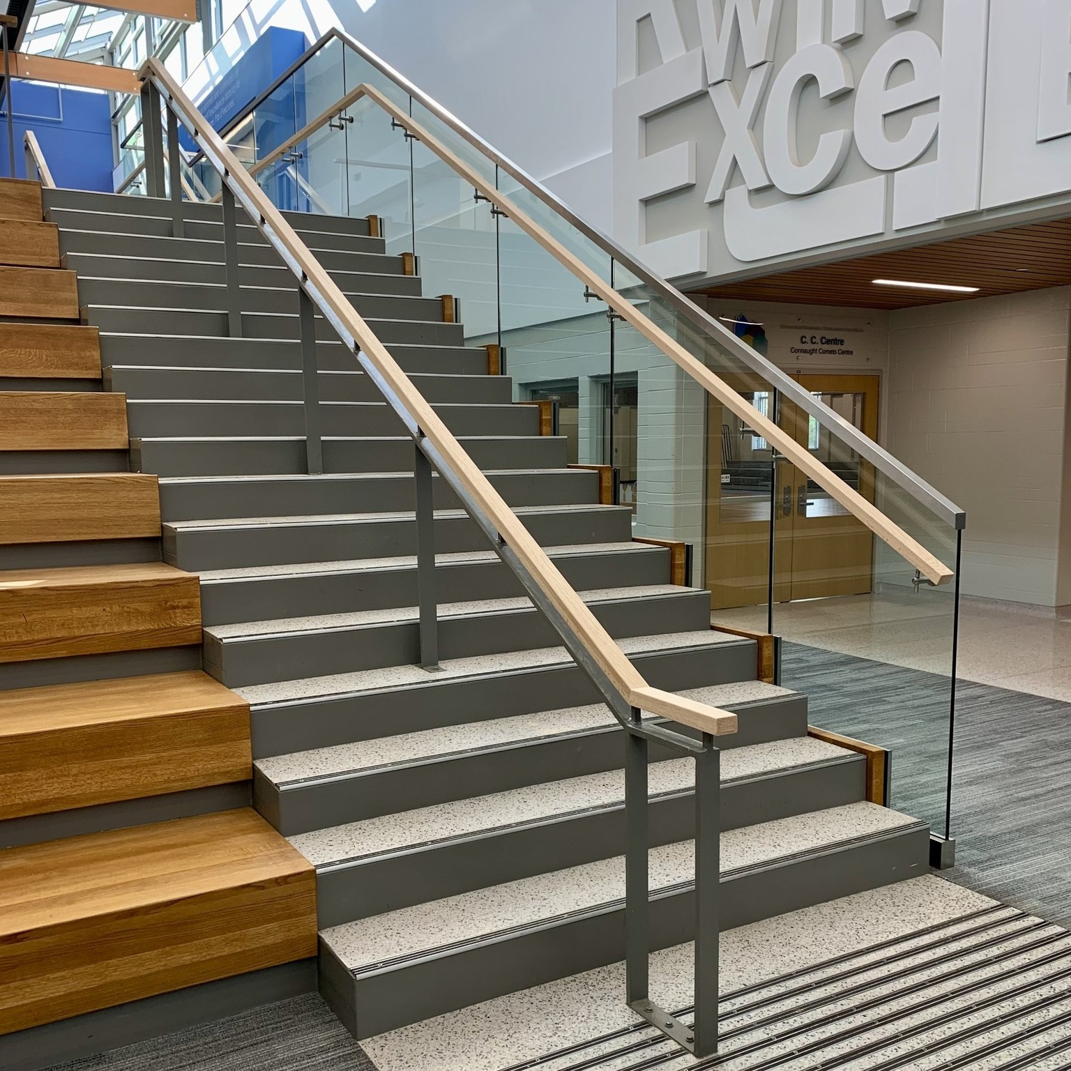 ✅School Railing: Replaced the top rail of this long stretch of railing. Original railing was falling apart already, which is why they called us. Glad to be a part of this project!
#oakrailing #oakhandrail #gwrailings #commercialrailings #regina #modernrailing