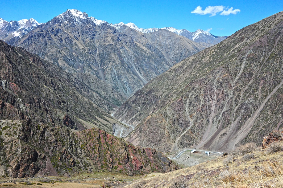 🏞️🌸 Wander through the picturesque valleys and blooming meadows of Kyrgyzstan with Arista Travel. Nature at its best! 🌷✨ #Kyrgyzstan #Nature #AristaTravelAsia #NatureWalk