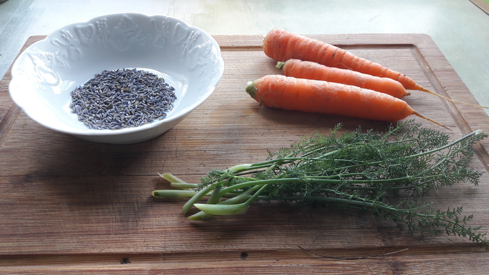 SÉRIE : CUISINER AVEC LES PLANTES SAUVAGES
Vous avez été nombreux à réagir à la recette du Panais avec vinaigrette à la mandarine, poivre de Sichuan et baies de lentisque.
J'ai décide de lancer une petite série avec des recettes qui doivent suivre les principes suivants :
- Utiliser des plantes sauvages et/ou médicinales
- Rester dans la simplicité
- Utiliser peu d'ingrédients
Voici la recette de ce dimanche soir : Salade de carottes râpées à l'émincé de fenouil sauvage et à la lavande.
- Infuser des fleurs hachées de lavande officinale dans de l'huile d'olive et chauffer doucement au bain marie pendant une vingtaine de minutes pour que l'huile s’imprègne des essences de lavande
- Hacher finement les tiges et feuilles de fenouil sauvage
- Râper les carottes.
Préparer une vinaigrette avec l'huile infusé de lavande (quelques fleurs peuvent rester dans l'huile), un peu de citron et une pincée de sel. Disposer les carottes sur une assiette, parsemer avec le fenouil, ajouter la vinaigrette.
Et voilà! Aussi simple que ça!
Les saveurs? La carotte et le fenouil sont des plantes de la même famille botanique, les différentes arômes se marient bien, la lavande vient apporter une touche florale agréable en fin de bouche et en arrière olfaction!
www.naturecomestible.fr