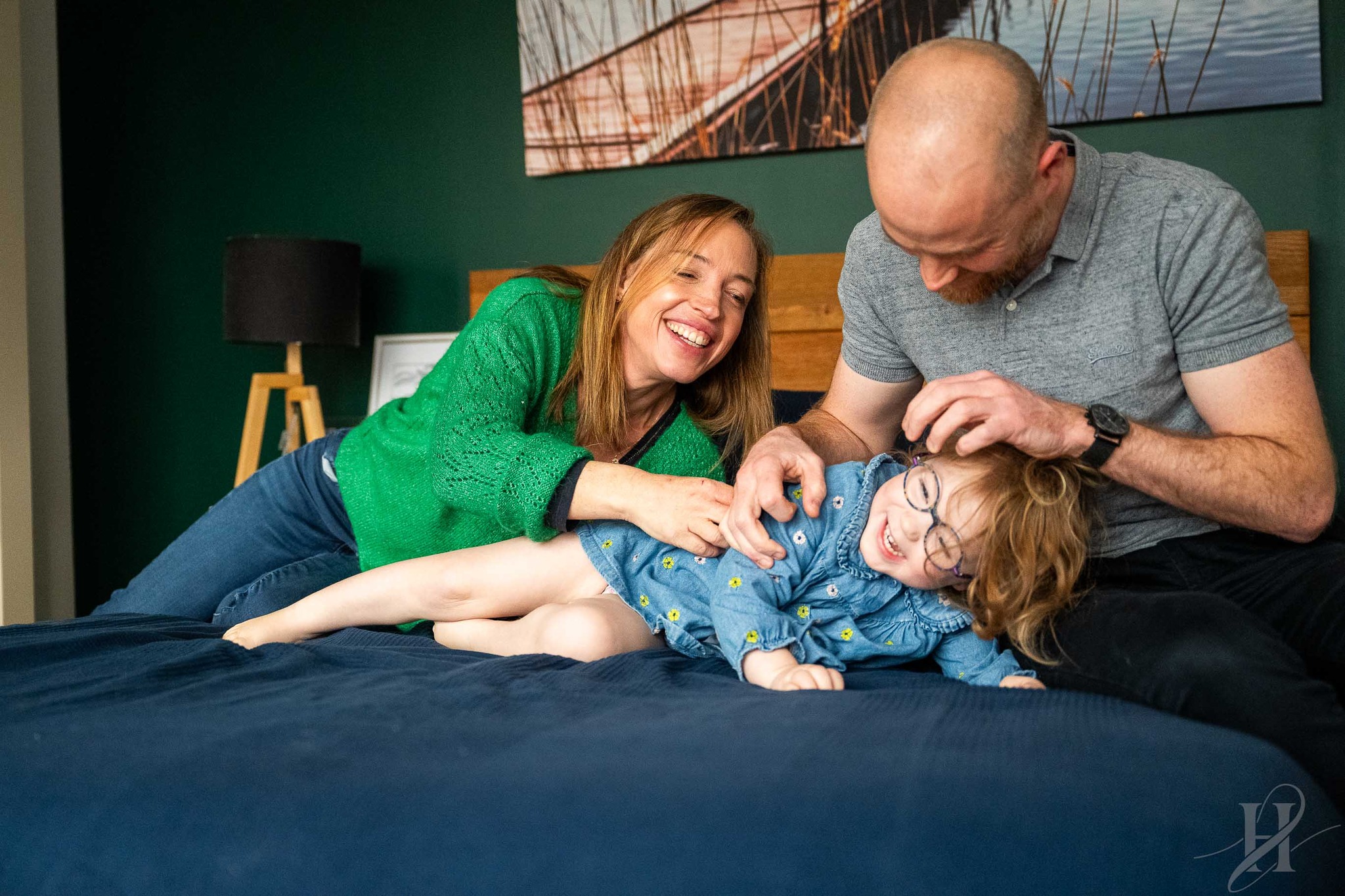 𝗟𝗲𝘀 𝘀𝗲́𝗮𝗻𝗰𝗲𝘀 𝗽𝗵𝗼𝘁𝗼𝘀 𝗳𝗮𝗺𝗶𝗹𝗹𝗲 𝗮̀ 𝗱𝗼𝗺𝗶𝗰𝗶𝗹𝗲 : 𝘂𝗻 𝘃𝗲́𝗿𝗶𝘁𝗮𝗯𝗹𝗲 𝘁𝗿𝗲́𝘀𝗼𝗿, 𝗰𝗵𝗲𝘇 𝘃𝗼𝘂𝘀 🫶
Ce sont des questions qu'on me pose souvent lors de nos premiers échanges :
"Mais à la maison, ca va pas faire trop simple ?",
"C'est une maison qui vit, ce n'est jamais très bien rangé",
"Les enfants ne vont jamais se tenir !"
Justement, c'est ce que j'aime !!!
Et je vous explique pourquoi j'affectionne tant les séances à domicile dans le journal
A lire ici : https://www.helenevauchephotographe.com/post/les-séances-photos-famille-à-domicile-un-véritable-trésor-chez-vous
😘