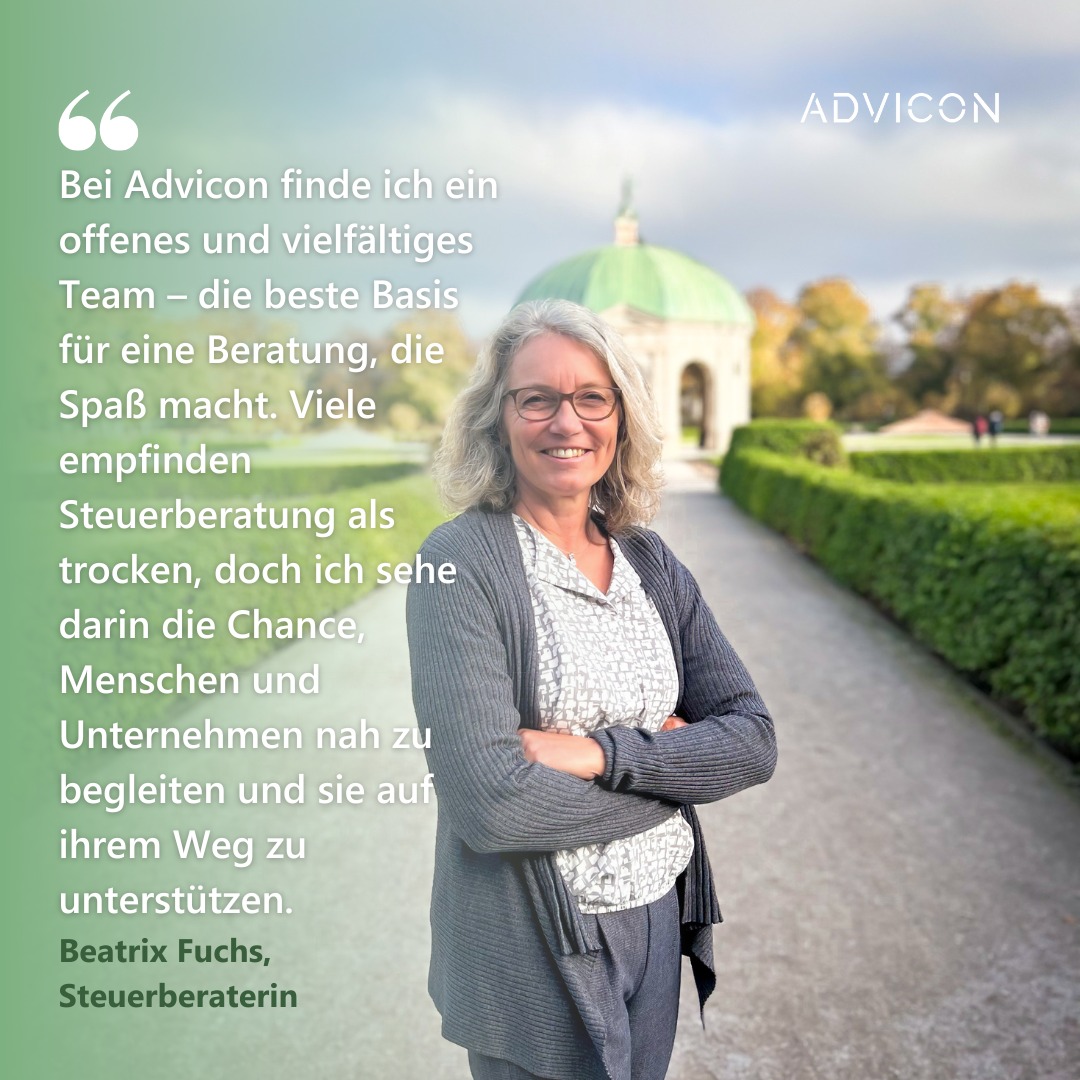 Hallo, ich bin Beatrix. 🙋♀️ Seit 25 Jahren bin ich Steuerberaterin und gebe mein Wissen gerne weiter. Bei Advicon habe ich ein offenes und vielfältiges Team gefunden – die ideale Basis für eine Beratung, die Freude macht. 😊 Viele empfinden Steuerberatung als trocken, doch ich sehe darin die Chance, Menschen und Unternehmen nah zu begleiten und sie auf ihrem Weg zu unterstützen. 🚀 Unternehmer*innen faszinieren mich besonders durch ihre Innovationskraft und ihren Tatendrang. 💡
In Zeiten des Klimawandels 🌍 und zunehmender gesellschaftlicher Herausforderungen ist es wichtiger denn je, Haltung zu zeigen und aktiv zu werden. Steuerberater*innen haben durch ihre Nähe zu Unternehmen die Möglichkeit, etwas zu bewegen. 💪 Bei Advicon erlebe ich, wie Ökologie und Ökonomie Hand in Hand gehen können. 🌱💼 Ich freue mich, Teil dieses engagierten Teams zu sein und meine Erfahrung einzubringen.
In meiner Freizeit engagiere ich mich im Klima- und Umweltschutz 🌿, insbesondere für nachhaltige Landwirtschaft und Artenvielfalt. 🐝🌸 Als zertifizierte Blühbotschafterin unterstütze ich Projekte zur naturnahen Flächengestaltung – ob für Kindergärten, Unternehmen oder private Gärten. Begegnungen mit Gleichgesinnten inspirieren mich immer wieder und geben mir neue Energie. 💚 Mein Rückzugsort ist mein naturfreundlicher Garten 🌳, den ich gemeinsam mit meinem Mann, Freunden und meiner Hündin Lotti 🐶 genieße.