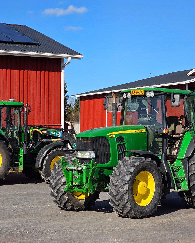Maitomäki Oy Ilmajoelta päivitti automaattiohjauslaitteet tulevaisuuden tarpeisiin kahdella EFIX eSteer 20 MAX automaattiohjauksella. John Deere 6830 sai Steer Ready ohjauksen PWM venttiilille ja 6620 ohjausmoottorilla varustetun mallin.
Maitomäki Oy:llä on nyt kolme EFIX automaattiohjausjärjestelmää käytössään.
#efixag #agronav #johndeere #steerready #esteer20max