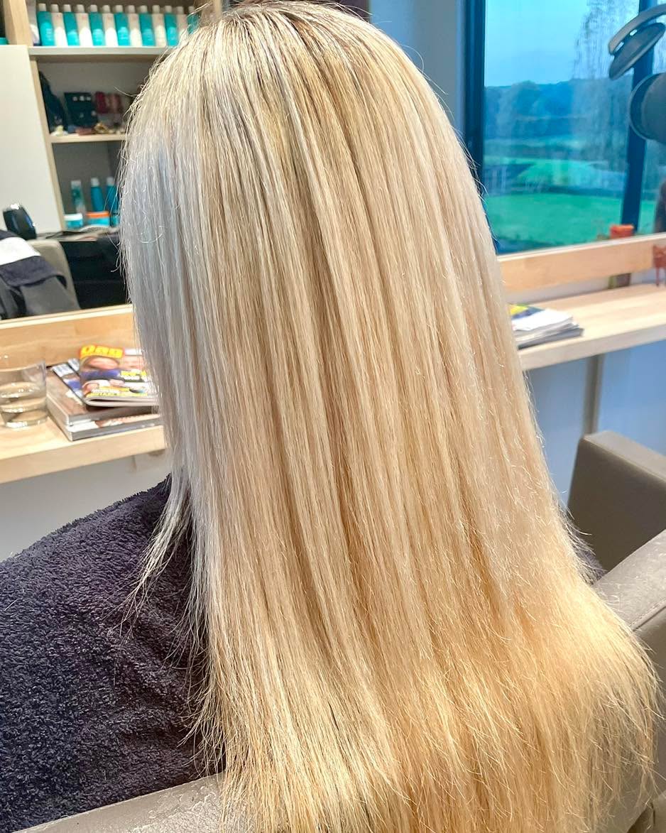 Zeg maar dag tegen pluizig haar!✨
Na een keratinebehandeling blijft je haar de hele dag in topvorm, zonder pluizigheid, zelfs bij vochtig weer! 🌧️🤩
•
•
•
#keratine #keratinebehandeling #frizzyhair
