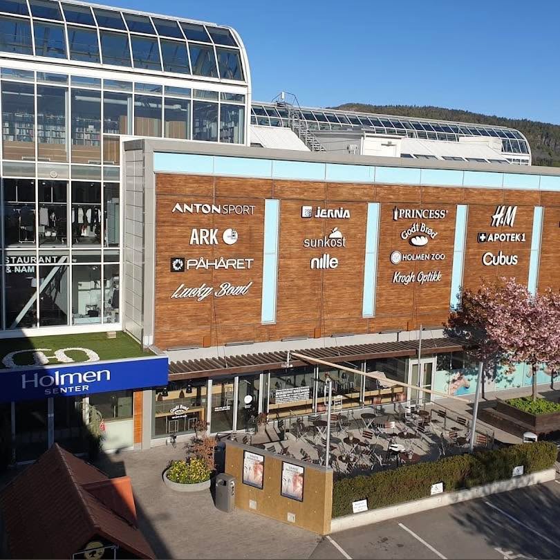 Vi flytter til nye lokaler på Holmen senteret!
Etter nesten 12år i de ærverdige lokalene til Nesbru Landhandleri, for de fleste mest kjent som Fontana, går snart veien videre til nye lokaler i Helsetorget på Holmen senteret.
Fra mandag 5. august finner du oss i 4. etasje på Holmen senteret, den «nye delen» rett ovenfor Baker Nordby.
Parkeringen er gratis i 4 timer i senterets åpningstid. Du trenger ingen parkeringslapp eller registrering i app.
Listene våres er åpne i nettbookingen, så du kan gå inn å sikre deg time i våre splitter nye lokaler allerede i dag 😉
Vi gleder oss til å ønske deg velkommen!
Bilde kredit: Holmen Senter, hentet fra Google