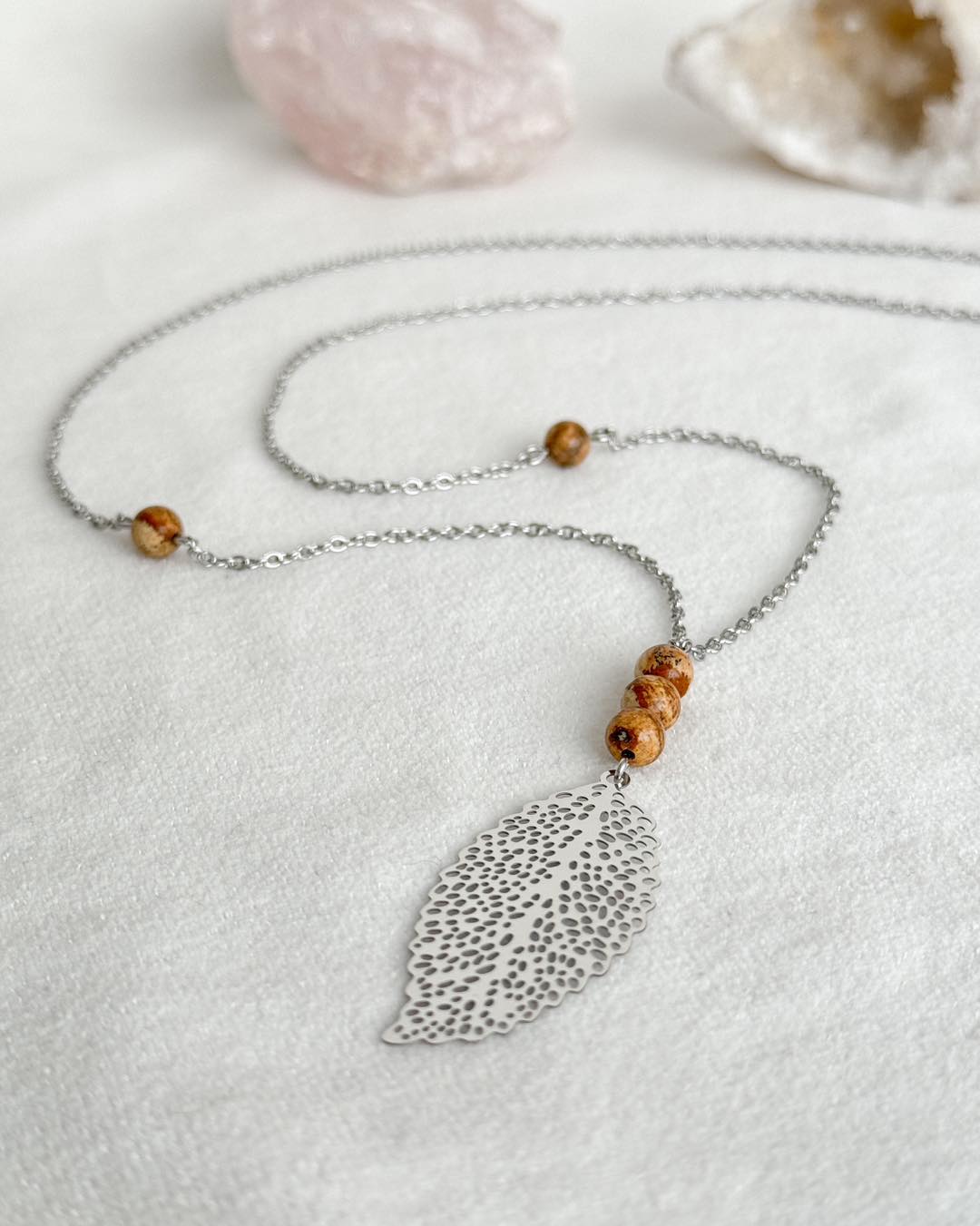 Le jaspe paysage nous invite à voyager à travers notre paysage intérieur pour y developper notre imagination, laisser notre créativité s’exprimer, découvrir nos forces, et traverser avec confiance les défis de la vie.
#jaspepaysage #créativité #imagination #forceinterieure