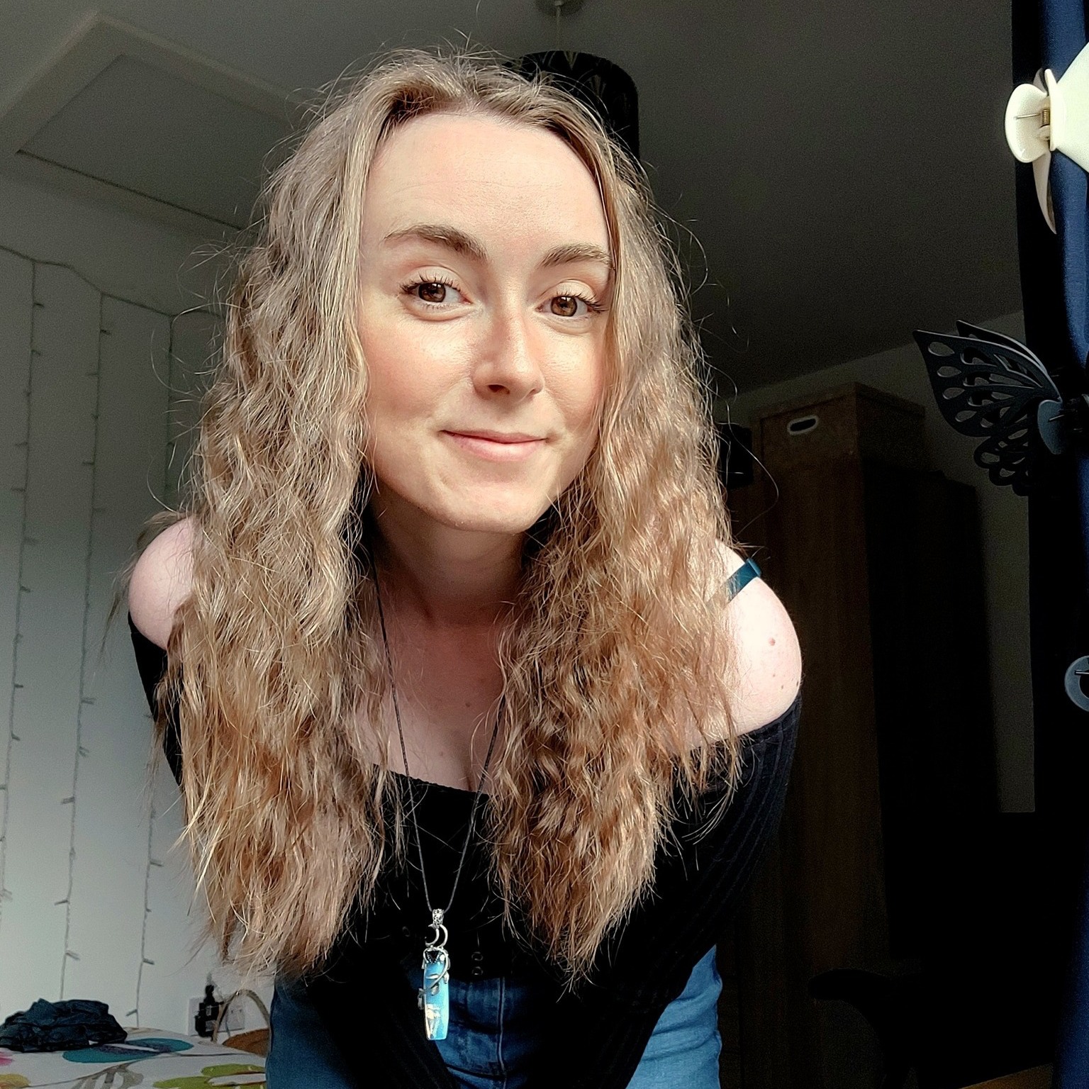 A few weeks ago, I went to watch Shakespeare's The Comedy of Errors at a nearby castle with my mum and sister. We set up our chairs and picnic on the grass and relaxed to watch the show! For a few minutes, anyway, because not once but twice was I picked on by actors to participate in the play. As a teenager, I would have been surely mortified, but I loved every moment of it!
I did, however, come to a realisation while watching.
I speak English.
Ja mówię po polsku.
ฉันพูดภาษาไทยได้.
Je parle un peu français.
But I still rely on body language to understand Shakespearean! The actors did a fantastic job of making the script accessible through the context of their (hilarious) actions. If you're in England, I highly recommend going to see The HandleBards (@handlebards).
#editor #aspiringauthor #amediting #workfromhome #freelance #freelanceeditor #freelancer #businessowner #indiesareworthit #indieauthor #indieauthorsofinstagram #noveleditor #bookeditor #entrepreneur