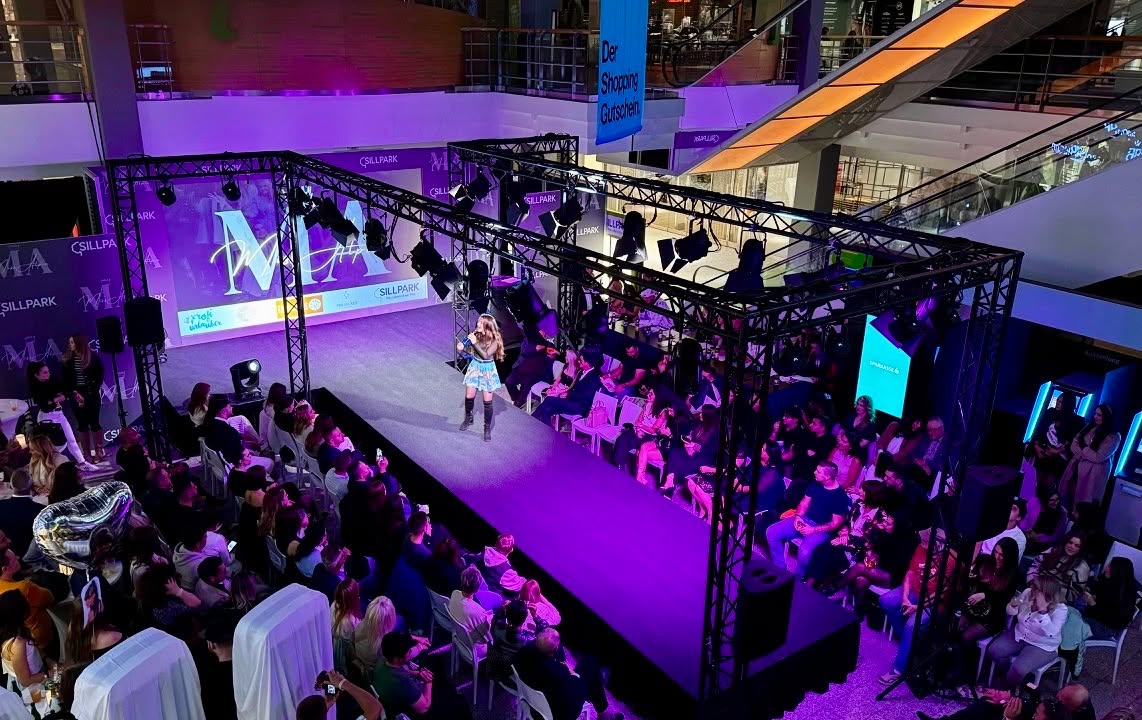 Wir machen Ihre Fashion Show zu einem richtigen Highlight.
Von der kreativen Konzeption über Licht, Sound und Bühne bis zur perfekten Umsetzung – wir rücken Ihre Kollektion ins richtige Licht.🎤💎💪
- Laufsteg
- Bühnenbau
- Mietmobiliar
- Lichttechnik
- DJ Equipment
- Leinwände & LED Screen's
https://eventshop.tirol/collections/fashion-nights
#fantasyeventengineering #eventengineering #tirol #topservice #professionell #zuverlässig #fashionshow #fashion #modeschau #catwalk #laufsteg #bühne #misswahl