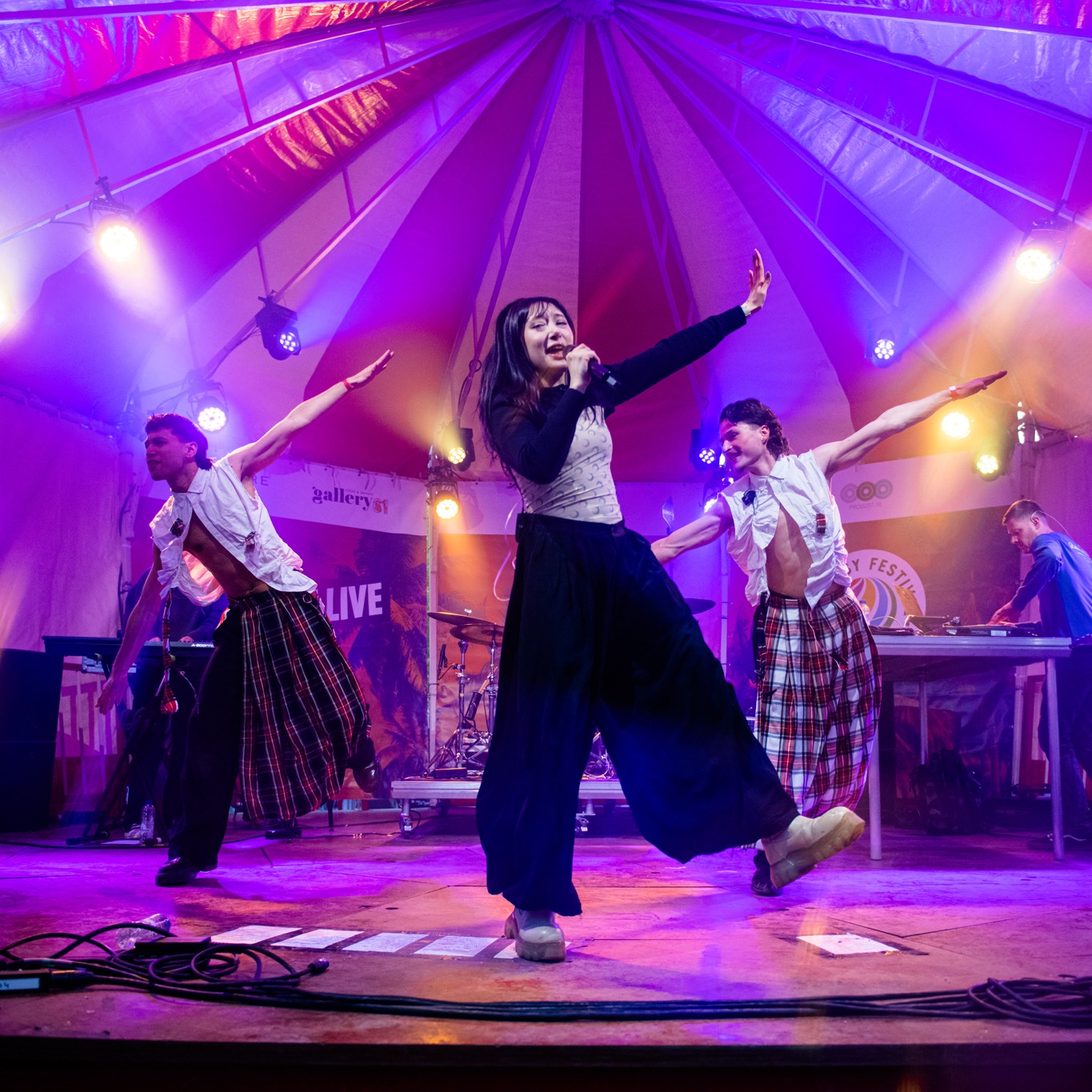 Het festival was natuurlijk niet compleet zonder de fantastische artiesten die de muziek brachten! Welke nieuwe artiesten heb jij ontdekt bij THE LIFE I LIVE? We horen graag wat je ervan vond. Deel je nieuwe muzikale favorieten met ons! #TLIL #MuzikaleOntdekkingen