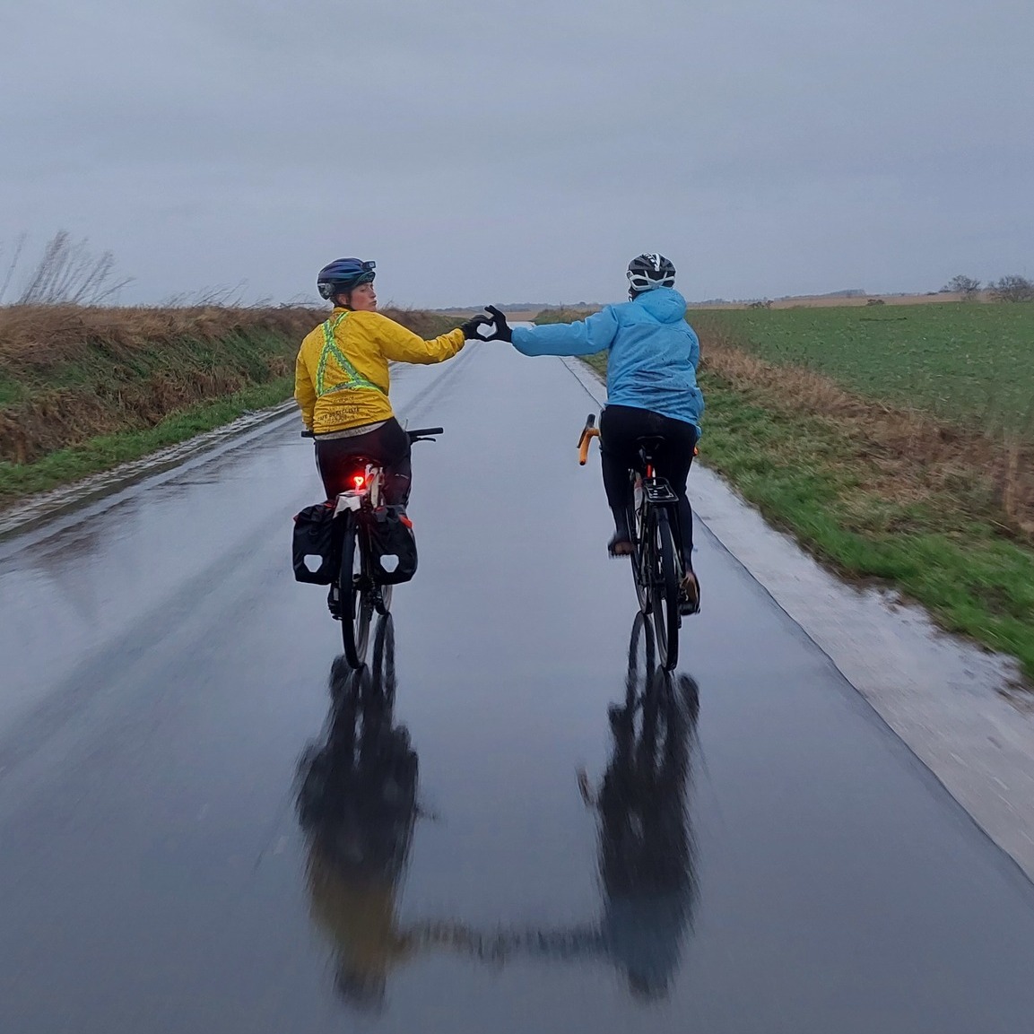 Anne-Louise et Manon, et toute l'équipe de la Clacyclo, souhaitent une très belle Saint Valentin à tou.te.s les amoureux.ses du vélo !