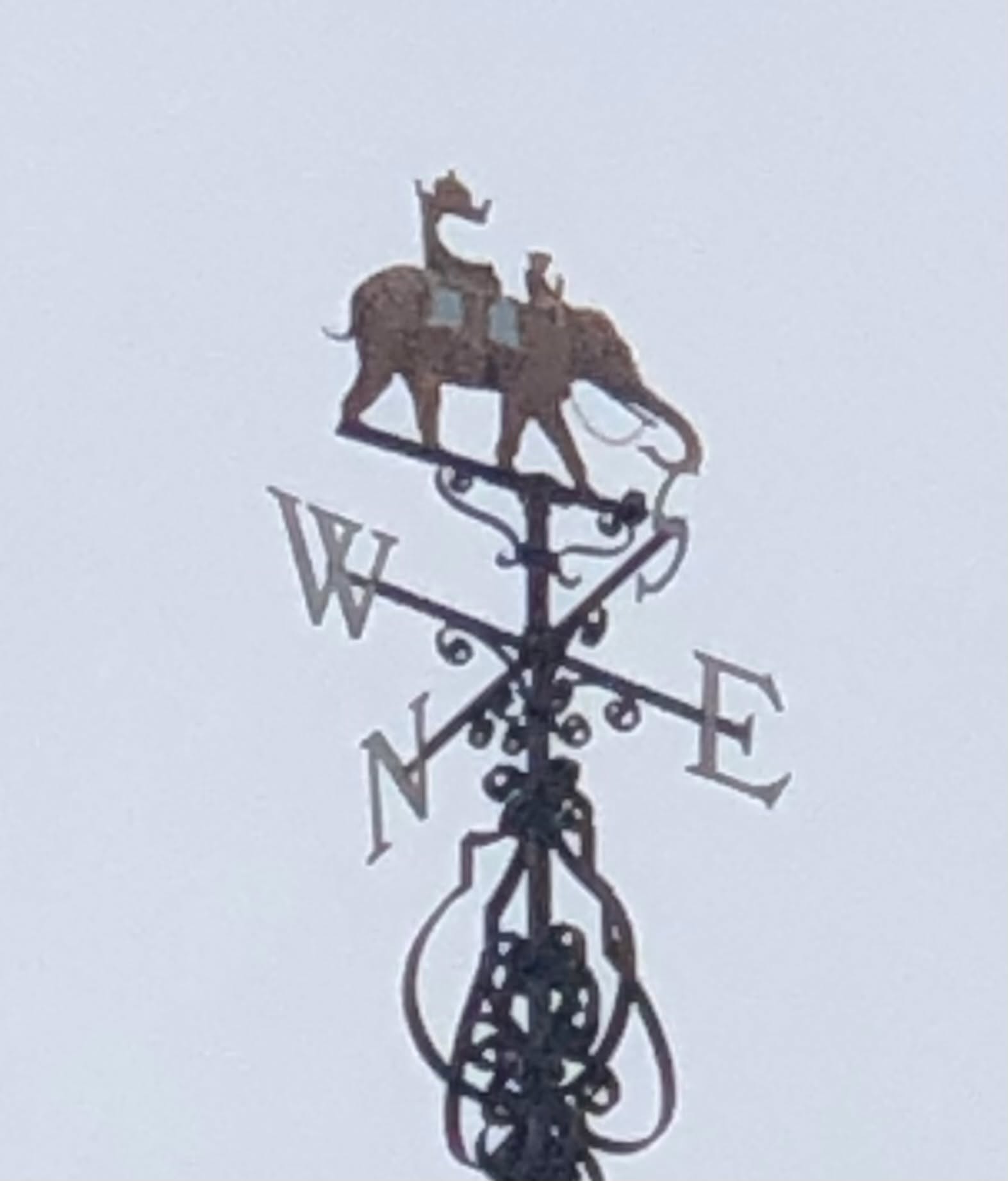 Why is this elephant on an Oxford roof? Because it decorates what was once the Indian Institute, where from 1884 Oxford students learned about India ahead of going out to... well, pretty much rule it as part of our Empire.
More info on my tours!
#offbeatcotswolds #bluebadgeguide #bluebadgeguides
#britainsbestguides #oxford #indianinstitute #elephant
#explore_britain_ #traveling_uk
#photosofengland #instabritain #europetravel