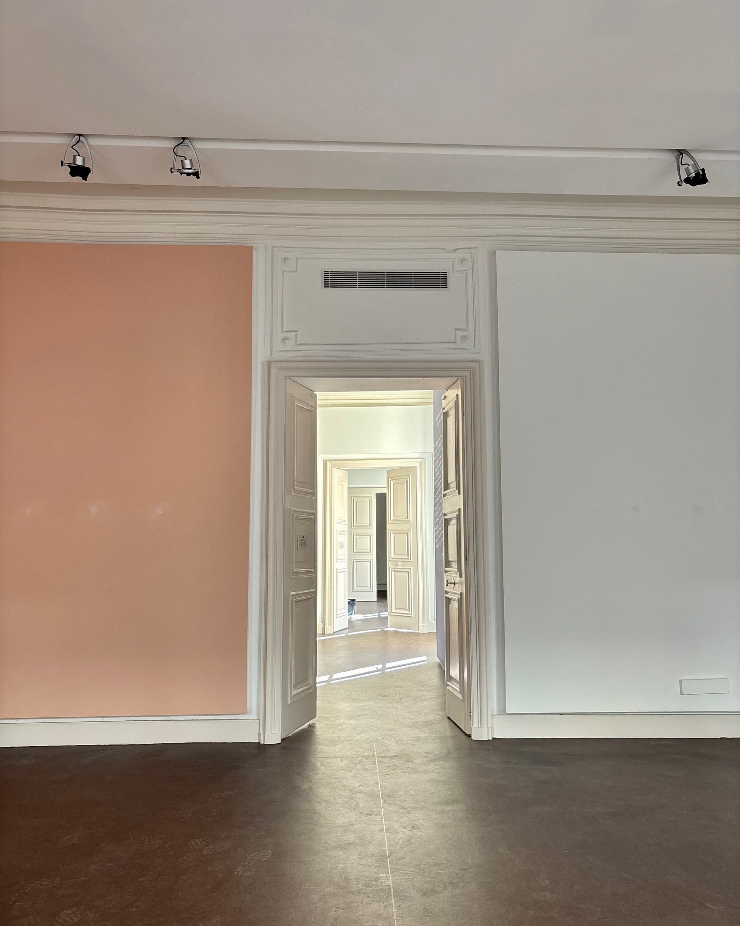 Bientôt, ces espaces silencieux s'empliront de vie, chaque mur accueillera une œuvre qui racontera son histoire...
#campredonartetimage #art #musee #salledexposition #culture #museum #campredoncentredart #suddefrance #avignon #vaucluse #islesurlasorgue #artist #artcenter