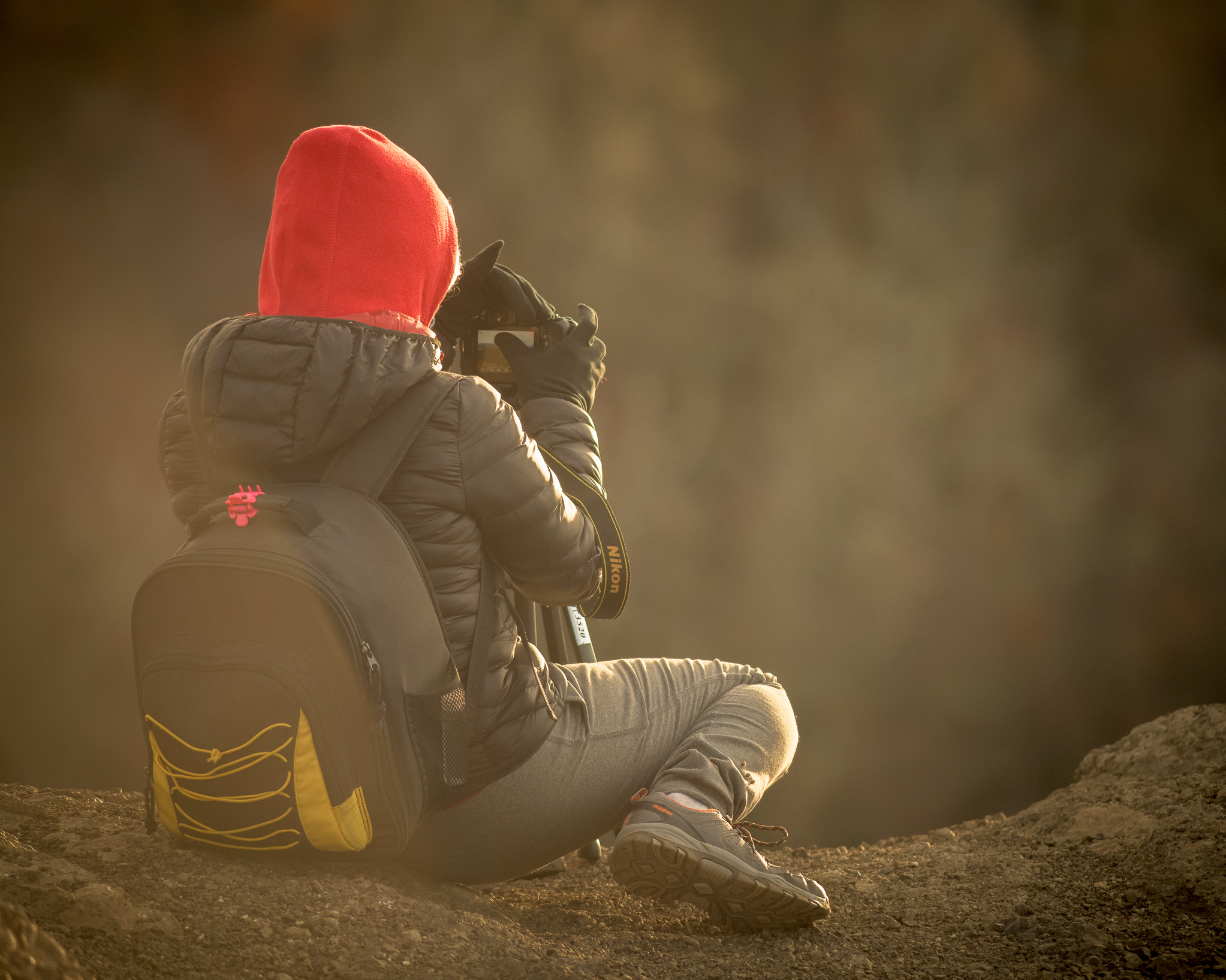 Vivi, alumna en ese momento del curso Intermedio en una de las salidas a la montaña. Aislada del grupo, buscando concentración. Algo que recomendamos los profes, es que se tomen su tiempo, observen el paisaje, lo estudien y estén concentrados.
No es fácil la fotografía de Paisajes, incluso a pesar de haber armado una buena planificación, en la Patagonia el clima puede cambiar rápidamente.
De todas formas siempre se puede recurrir a la creatividad para encontrar otras buenas fotos!
#ferdo #academia #fotografia #bariloche #escuelafotografia #estudiafotografia #cursos #fotoproducto #fotografianocturna
#patagonia #cursos #bariloche #cursodefotografia