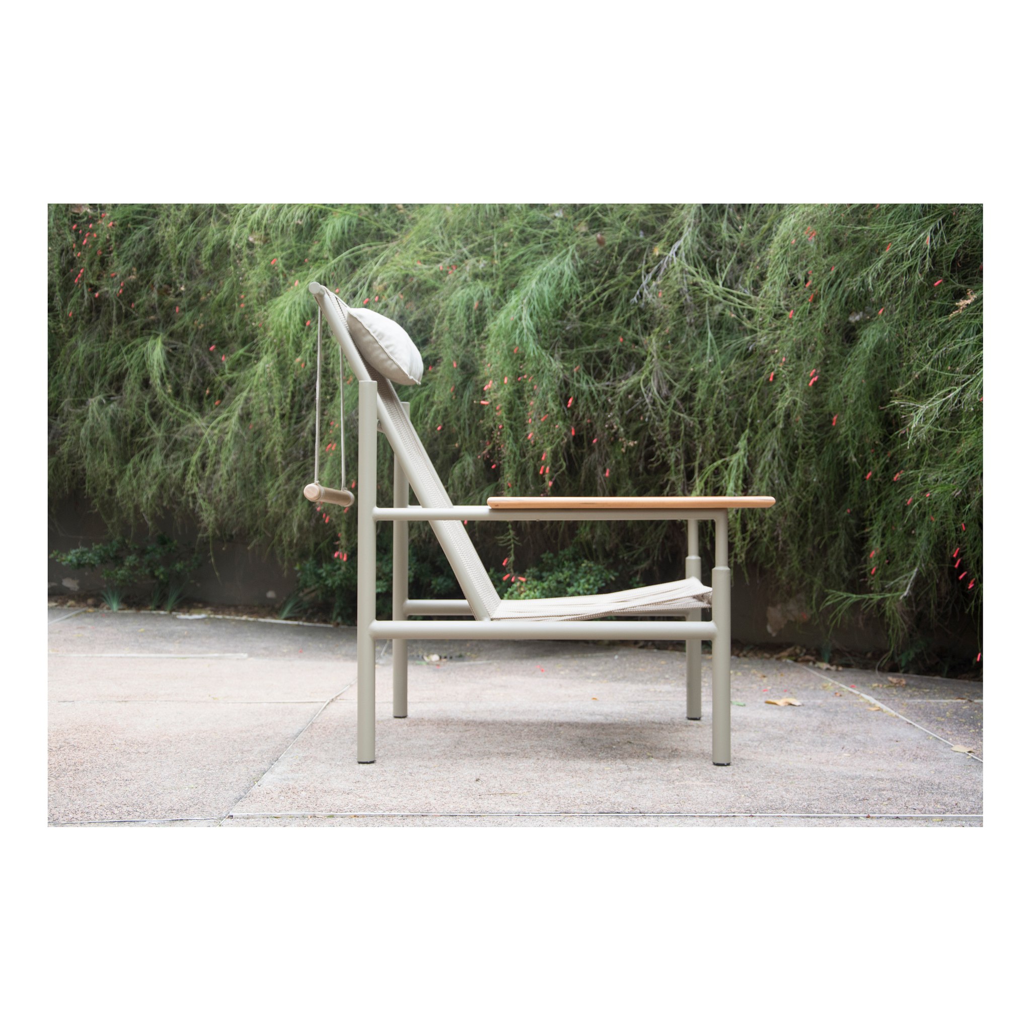 Poltrona Brisa
Design: Ars Estúdio
Produção e Comercialização: @figueira_outdoor
Conforto e aconchego. Foram palavras que guiaram o desenho dessa peça. No intuiro de criar um móvel de área externa, nos imaginamos sentados em uma varanda, contemplando o horizonte, apreciando uma boa bebida, com o corpo abraçado por uma poltrona com identidade, mas extremamento confortável. Em breve no mercado.
.
.
.
#arquiteto #sala #arquitectura #poltrona #cadeiras #interiors #arquiteturadeinteriores #decor #homedecor #decoracao #lojademoveis #mobiliariobrasileiro #projeto #designdeinteriores #conforto #casa #decora