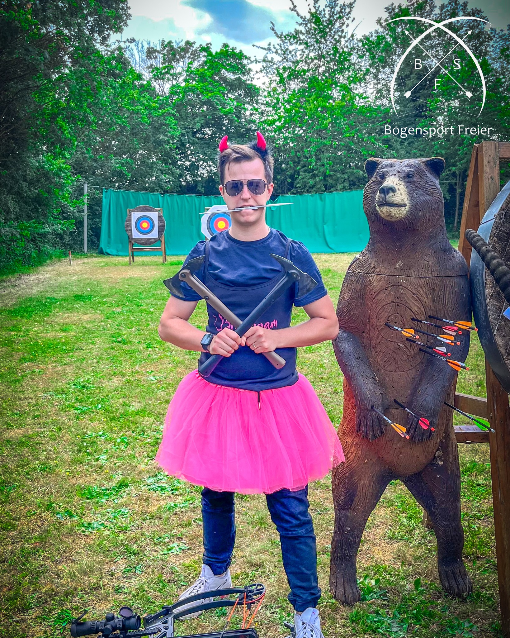 🎯 Das Trainer-Team von Bogensport Freier verabschiedet sich nach einem Tag voller Junggesellenabschiede 🏹🪓🔪 in den Feierabend 🧝♀️
#jga #junggesellenabschied #bachelorparty #bogenschießen #würzburg #junggesellenabschied #awxtwerfen #messerwerfen