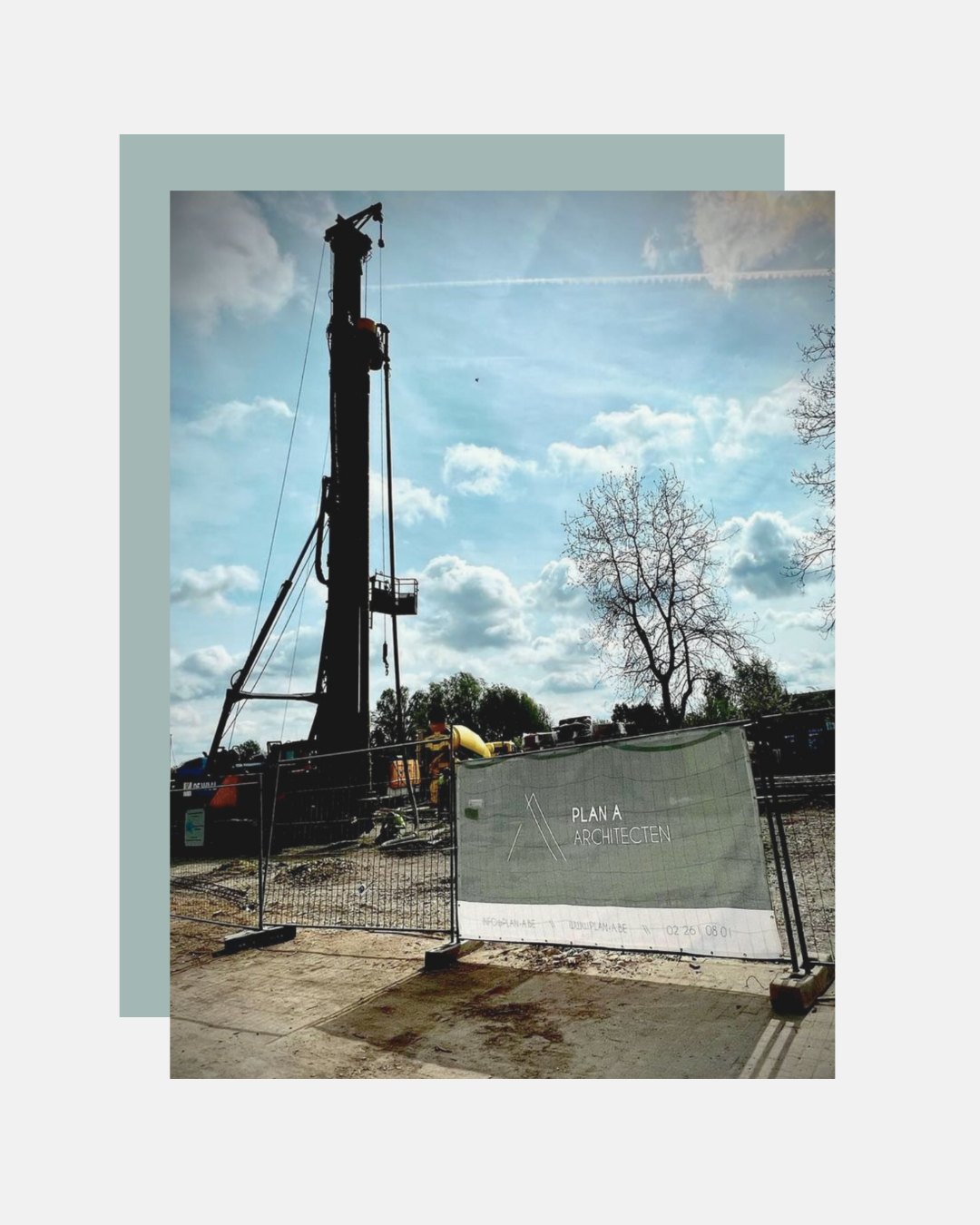 Here comes the sun ☀️
Zie het zonnetje schijnen door de spandoek van Plan A architecten. Daar start duidelijk weer een mooie werf op!
#branding #architectuur #design #planaarchitecten #herecomesthesun #werfinopbouw #grafischontwerp #architecturalidentity #spandoekdesign #visuelecommunicatie #huisstijl #grafischontwerp #studiohermine