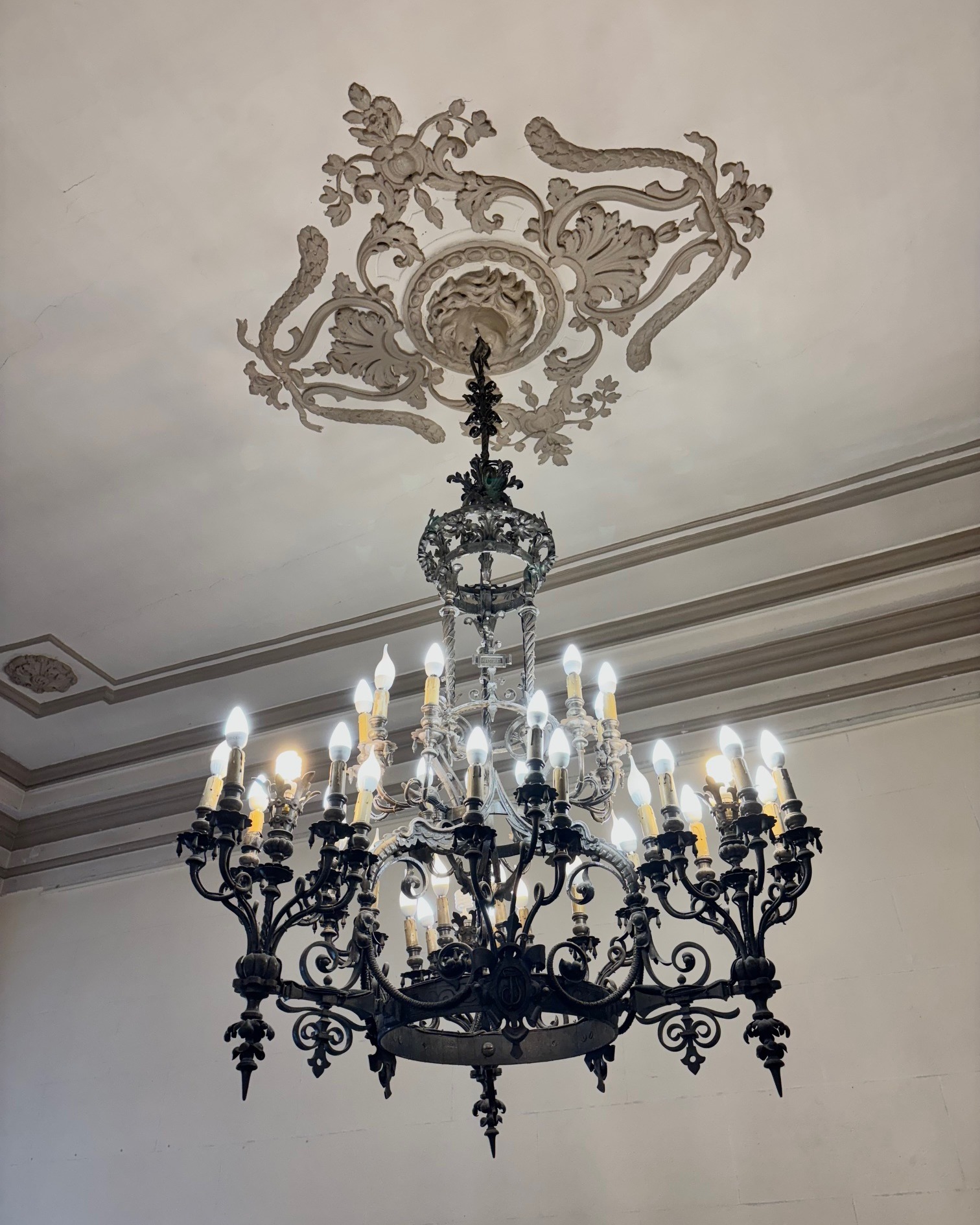 "Un lustre n'éclaire pas seulement la pièce, il révèle l'âme de l'art."✨
#campredonartetimage #art #musee #lustre #salledexposition #culture #museum #campredoncentredart #suddefrance #avignon #vaucluse #islesurlasorgue #artist #artcenter