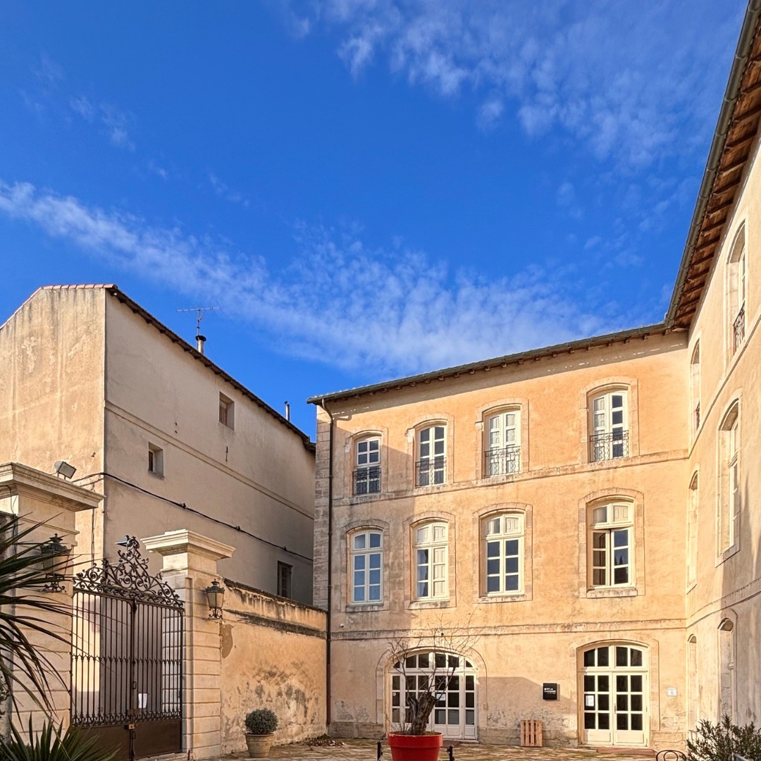 "L'âme d'un musée se cache derrière ses façades, mais c'est de l'extérieur que l'on commence à percevoir son charme." ✨
#campredonartetimage #art #musee #salledexposition #culture #museum #campredoncentredart #suddefrance #avignon #vaucluse #islesurlasorgue #artist #artcenter #jardin