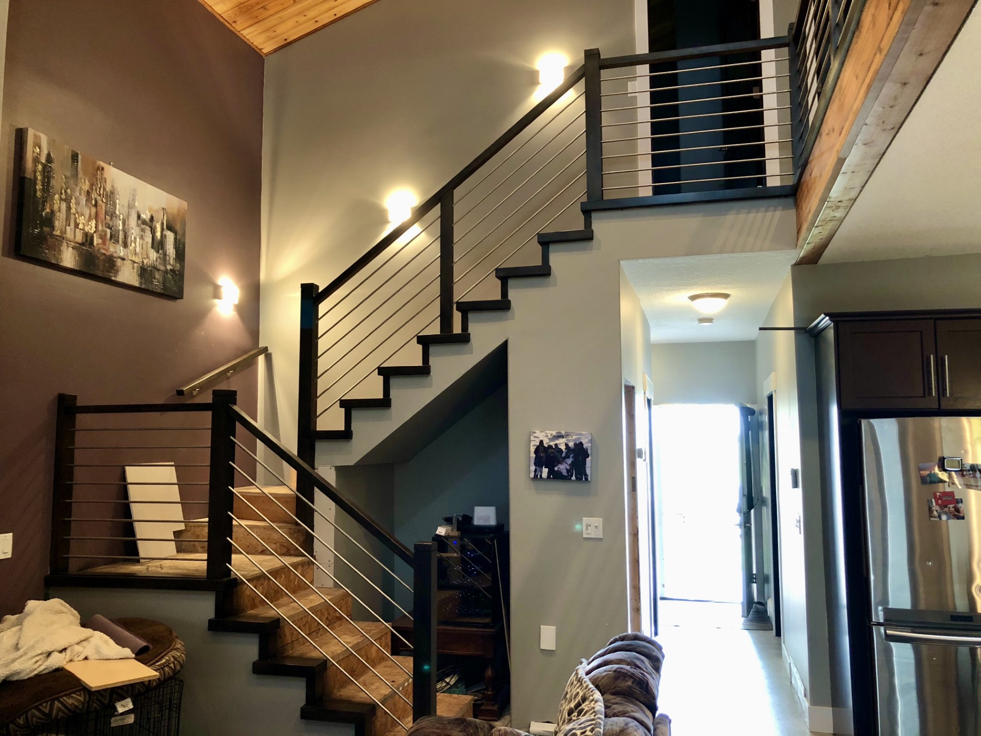 Custom Horizontal Railing for out of town home. The custom tread caps and custom thick horizontal Rods makes this one look phenomenal.
#gwrailings #interiorrailing #customrailing #horizontalrods #maplerailing #woodrailing