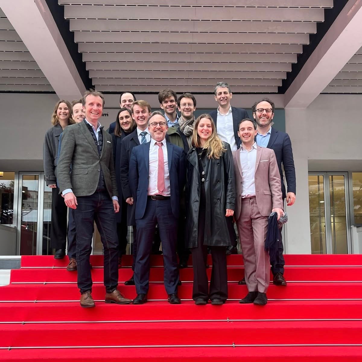 🎬 Clap de fin pour une partie de l’équipe ÉVIDENCE, après une incroyable semaine passée au 35e MIPIM, le plus grand salon mondial de l’immobilier et de la ville : 90 pays, plus de 20.000 dirigeants, 375 journalistes réunis à Cannes.
9️⃣ annonces exclusives de projets sélectionnés par le MIPIM à l’occasion de la première grande conférence de presse France, avec les nouvelles portes d’entrée de Calais, Bordeaux, et des projets iconiques à Montparnasse, Paris La Défense et Strasbourg…
1️⃣2️⃣1️⃣ participants à la 3e édition du Forum des Élus, qui a rassemblé les élus, décideurs publics et quelques grands acteurs privés de la ville autour de la ministre du logement Valérie Létard.
1️⃣1️⃣ lauréats exceptionnels primés aux MIPIM Awards.
…et un nombre incalculable de rencontres, d’échanges, de moments de convivialité et de découvertes de projets internationaux.
Un bon bol d'air revigorant qui laisse entrevoir des éclaircies pour une industrie en pleine transformation.
Merci Filippo Rean, Nicolas Kozubek, Mathieu Regnault, Iris Terré pour votre confiance !