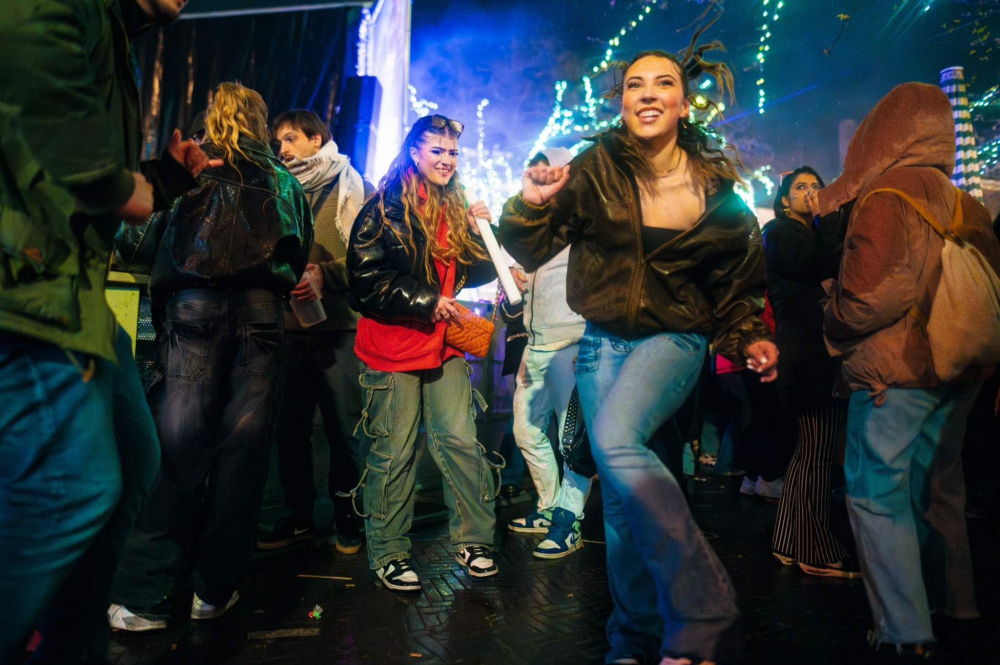 Vandaag vieren wij vrijheid! Maar vorige week vierden jullie ouderwets Koningsnacht bij THE LIFE I LIVE, en wat zagen jullie er schitterend uit! We organiseren dit festival juist voor die blije gezichten, om ons samen te brengen rond muziek en liefde. Ben je benieuwd of onze camera's jou hebben gespot? Check hier de foto's en tag je vrienden!
📸 @goedkroon_cornea