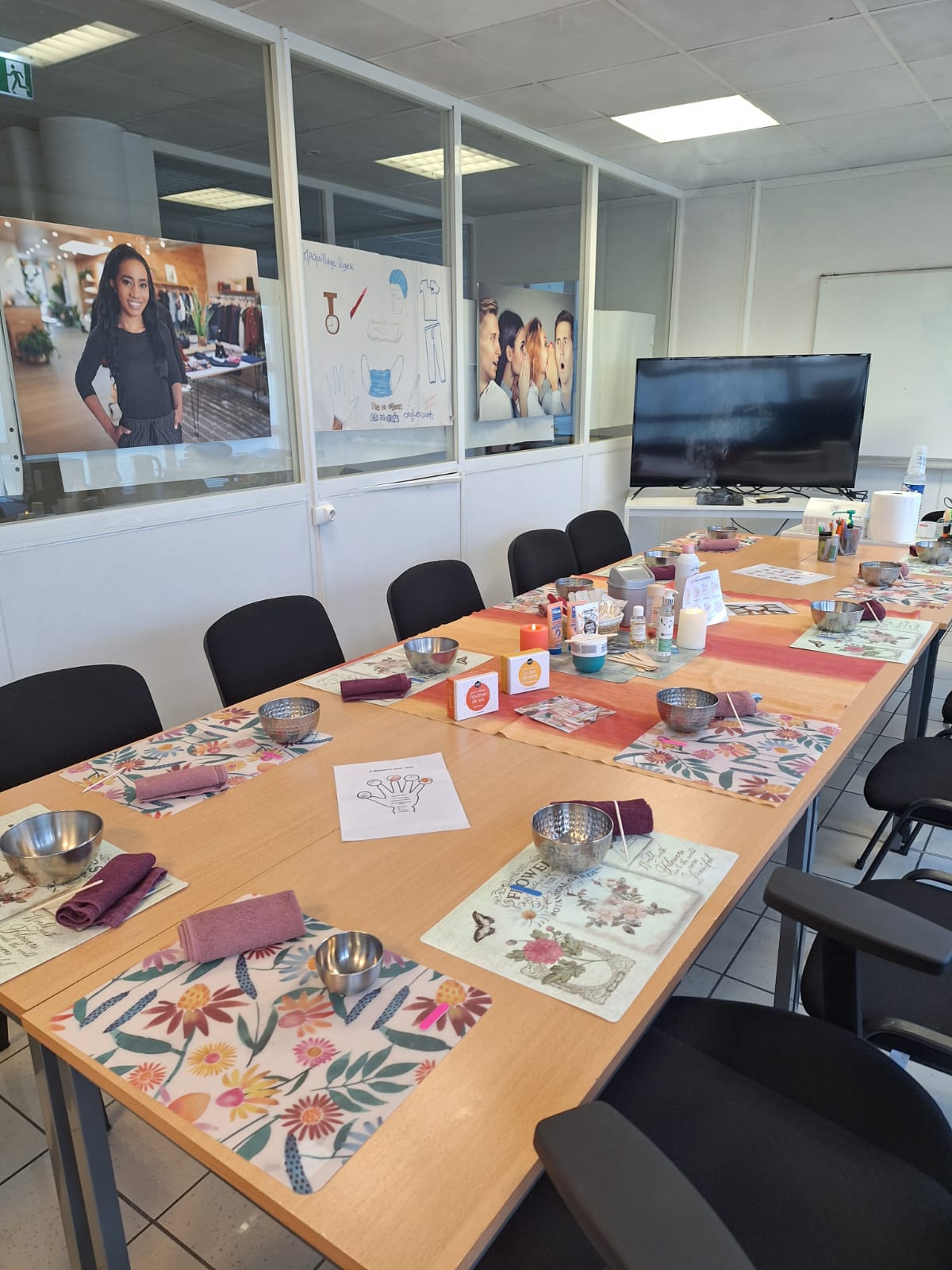 Ce 15 avril 2025, j’ai eu le plaisir d’animer une série d’ateliers socio-esthétiques destinés aux stagiaires ASH (Agents des Services Hospitaliers) en formation à l’AFEC de Saint-Avertin (37550).
🎯 Objectif de l’intervention : Améliorer à la fois la présentation personnelle et la relation aux patients, tout en apportant un moment de bien-être et de prise de conscience de soi dans un environnement de travail exigeant.
👐 Au programme de cette demi-journée :
👉 Soins des mains : techniques d’auto-massage, hydratation, détente et valorisation de l’image de soi
👉 Hygiène corporelle et bucco-dentaire : rappel des fondamentaux, gestes adaptés, prévention
👉 Soin et hygiène des cheveux : conseils pratiques pour une présentation soignée et professionnelle
Ces ateliers sont toujours de riches moments d’échanges, d’écoute et de transmission. Ils permettent de relier esthétique, estime de soi et posture professionnelle, en mettant l’humain au cœur des soins.
🙏 Merci à l’équipe pédagogique de l’AFEC pour sa confiance, et bravo aux stagiaires pour leur participation active et leur bienveillance !
#SocioEsthétique #BienÊtreAuTravail #ASH #AFEC #Formation #Hygiène #EstimeDeSoi #SoinsDesMains #Professionnalisme #Tours #SaintAvertin #SoiMAime