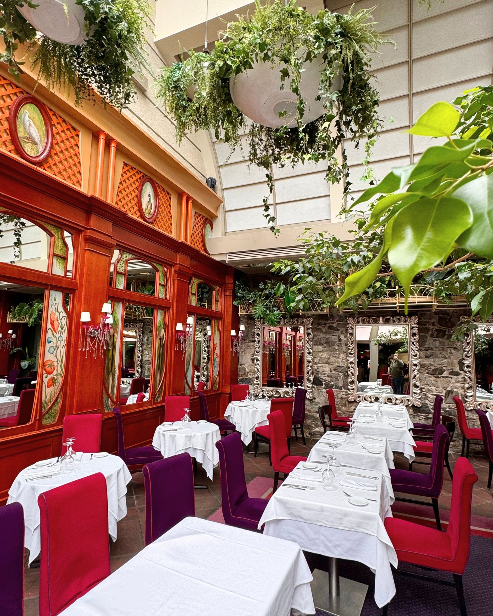 Nous sommes extrêmement heureux et honorés d'annoncer que notre restaurant, Le Saint Amour, a été élu le meilleur restaurant de Québec par Restaurant Guru, sur plus de 1598 adresses.
C'est une reconnaissance incroyable pour notre équipe dévouée et passionnée. Dans une ville aussi riche en talents et en saveurs que Québec, cette distinction prend tout son sens.
Nous remercions chaleureusement nos clients fidèles pour leur soutien continu et nous sommes impatients de continuer à vous faire découvrir nos créations gastronomiques uniques.