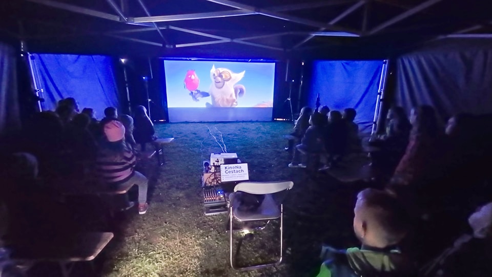 Sezóna venkovních projekcí zahájena 😎 V KinoStanu koukají děti na pohádku, v suchu a teple již před obědem 🍕
#kinonacestach #mobilniletnikino #KinoStan