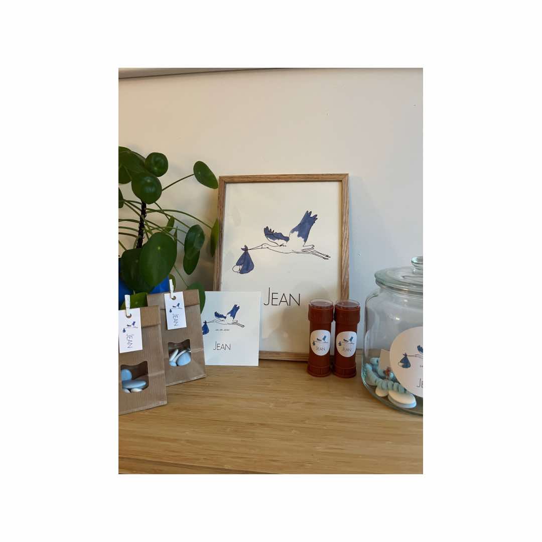 J E A N.
Deze post heeft al een tijdje op zich laten wachten door de eindejaarsdrukte, maar hier is ie dan! De ooievaar die ik in samenspraak met de ouders van Jean tekende voor zijn geboortekaartje en doopsuikerconcept. Op 24 september 2024 werd de geSIENeerd familie een beetje groter!
Voor deze stoere, kleine man werd er gekozen voor koningsblauw en een donkerbruine tint.
Welkom op de wereld, groei, bloei en wees verwonderd!
Liefs,
Sien
#gesieneerd #geboortekaartje #doopsuikerconcept #birth #design #graphicdesign
@ginageyskens
