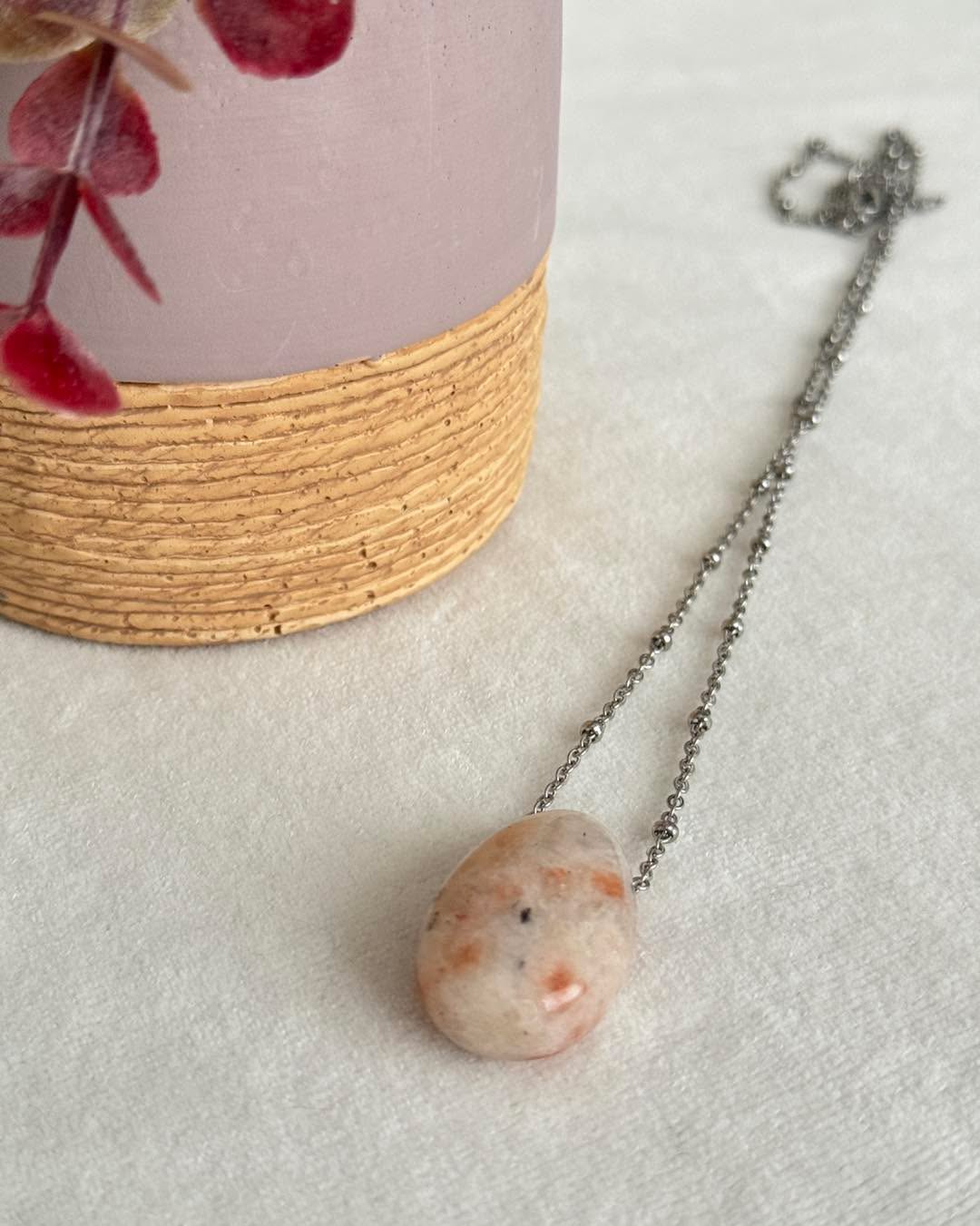 Découvrez la pierre de soleil ! ☀️
Connue pour son énergie qui favorise la joie de vivre et l’optimisme, elle booste la confiance en soi et l'énergie vitale. Elle est idéale pour le chakra du plexus solaire, elle vous aide à rayonner de votre propre lumière et à vous sentir fort et confiant ! 💪💛
#pierredesoleil #confianceensoi #énergievitale #chakraplexussolaire