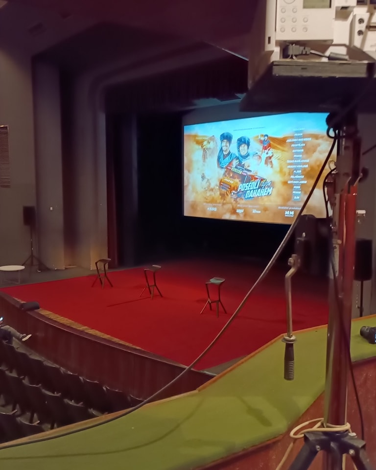Další velkoplošná projekce pro @posedlidakarem a vítěze letošního Dakaru v kamionech @martinmacikjr #PromitameKdekoliv #MobilniKino #KinoNaCestach #mobilniprojekce #promitame #posedlidakarem #posedlidakarem2024