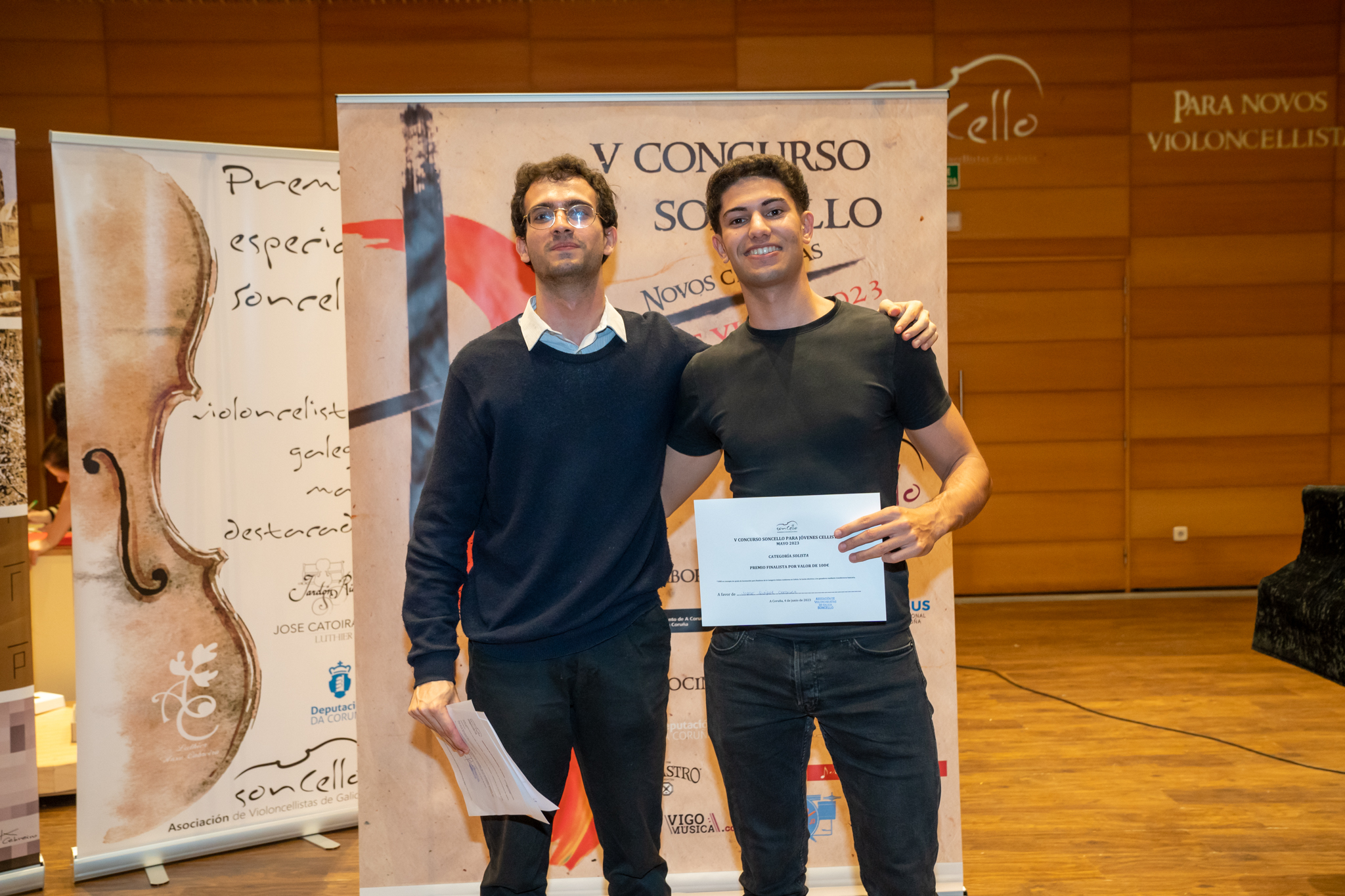 O Premio Cidade da Coruña xorde en colaboración coa Orquesta Sinfónica de Galicia e o Concello da Coruña na edición de 2019, e fai que o noso palmarés de premios sexa un dos máis interesantes dos concursos de violoncello.
Podes optar a este premio se tés ata 25 anos, e fas a inscrición na categoría Solista. Consulta as bases do concurso na nosa web e envíanos unha gravación con algún dos concertos que suxerimos.
o premio desta categoría consiste nun concerto de solista coa Orquesta Sinfónica de Galicia. Se resultas gañador ou gañadora, poderás vivir unha das experiencias máis enriquecedoras da túa carreira!
Anímate a participar…¡aínda tés tiempo de inscribirte! Infórmate na nosa web ou síguenos nas redes sociais!
www.soncello.org
_______________________________________________________________
El Premio Cidade da Coruña surge en colaboración con la Orquesta Sinfónica de Galicia y el Concello da Coruña en la edición de 2019 y hace que nuestro palmarés de premios sea uno de los más interesantes de los concursos de violoncello.
Puedes optar a este premio si tienes hasta 25 años, y te inscribes en la categoría Solista. Consulta las bases del concurso en nuestra web y envíanos una grabación con alguno de los conciertos que sugerimos.
El premio de esta categoría consiste en un concierto de solista con la Orquesta Sinfónica de Galicia. Si resultas ganador o ganadora, podrás vivir una de las experiencias más enriquecedoras de tu carrera!
Anímate a participar…¡todavía tienes tiempo de inscribirte! Infórmate en nuestra web o síguenos en las redes sociales!
www.soncello.org