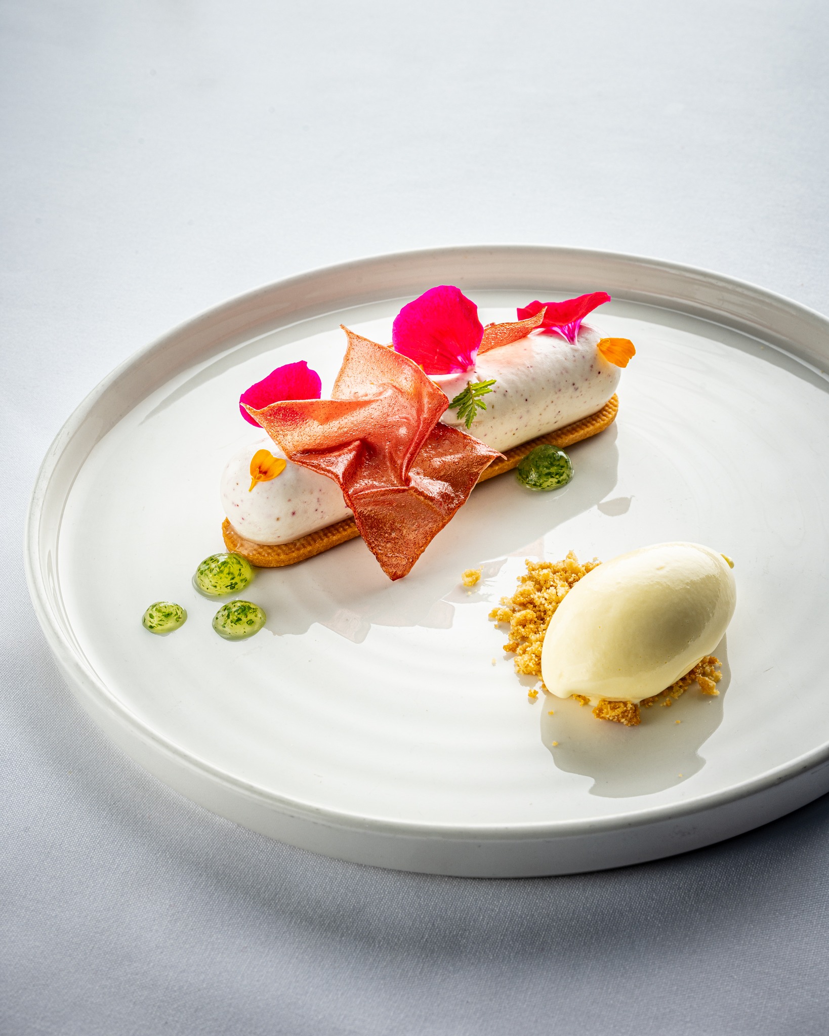 Découvrez notre secret pour clôturer un repas en toute légèreté : un dessert exquis. Savourez la mousse de yogourt à la rose, accompagnée d'un gel de tagète et sublimée par un cœur fondant de framboise et géranium. Une véritable symphonie de saveurs, disponible exclusivement dans notre menu dégustation. Un délice à ne pas manquer.
@lyraphoto