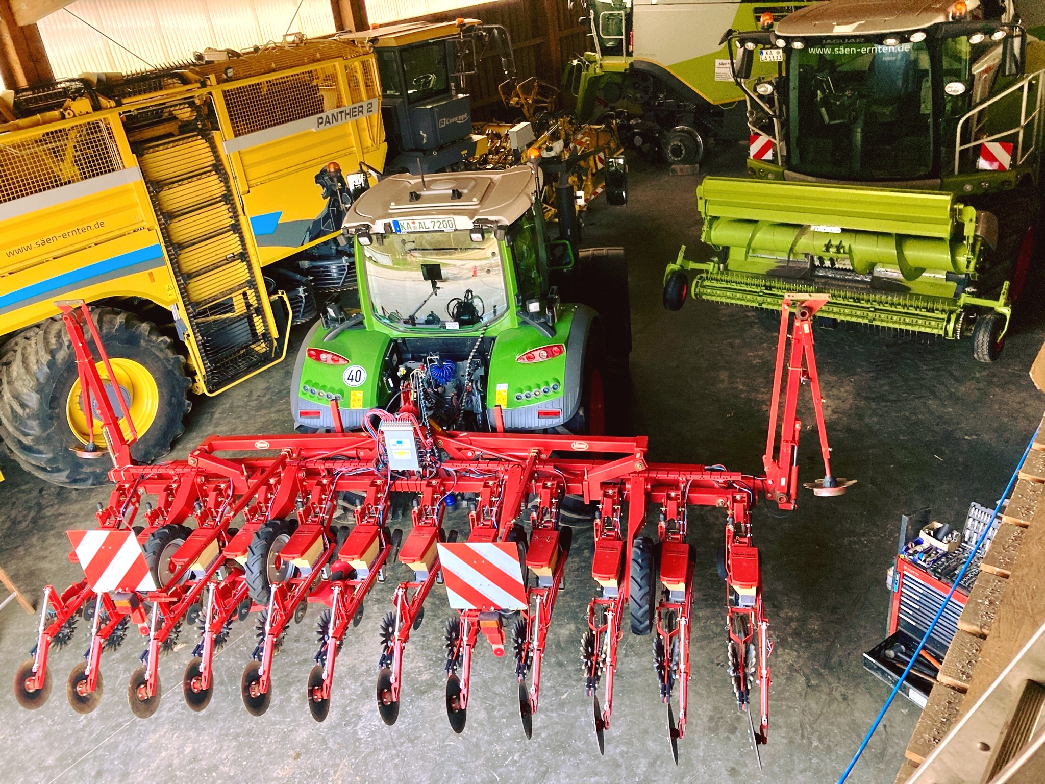 Trotz des anhaltenden Regens bleiben wir produktiv und machen das Beste aus der Situation! 🌧️
Wir nutzen die Zeit in der Werkstatt um unsere Maschinen zu warten und für die kommenden Aufgaben fit zu machen.
Sobald sich die Sonne wieder zeigt, sind wir wieder draußen! ☀️💪
.
.
.
.
.
#fendt #Einzelkornsaat #mulchsaatverfahren #aussaat #zuckerrüben #raps #mais #kverneland #claas #claasjaguar #gras ##hackseln #landwirt #lohnunternehmen #badenwürttemberg #kraichgau #landwirtschaftistleidenschaft #fullgas #foryou #lohner #lohnunternehmenantritter