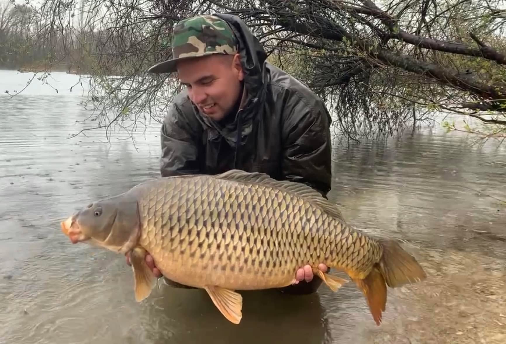 Een regenachtige eerste paasdag 🐣⛈️.
Ondanks dat trekken we er toch op uit en krijgen we mooie vangstberichten binnen😁👌🏼🎣.
#SpicySquid #carplife #carpiste #SWEETSQUID #karpervissen #pecheaucarpe
www.mysterybaits.nl