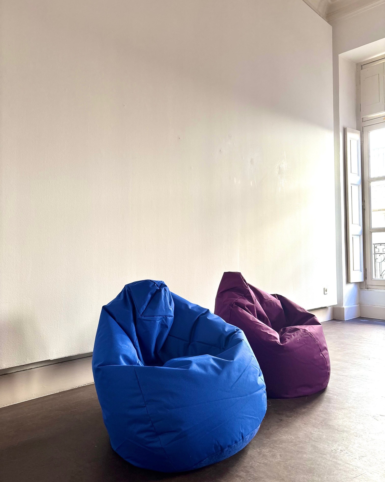 Nos nouveaux sièges vous enveloppent dans un monde de rêverie... 💭
#campredonartetimage #art #musee #salledexposition #culture #museum #campredoncentredart #suddefrance #avignon #vaucluse #islesurlasorgue #artist #artcenter