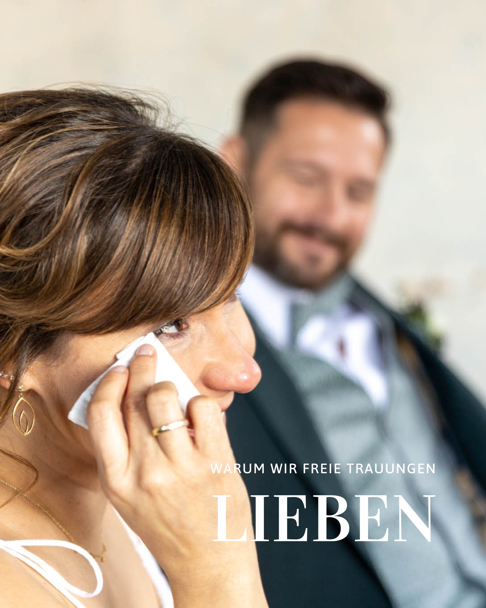 ❤ Warum wir Freie Trauungen lieben? ❤
Ganz klar: Es sind die Gänsehautmomente. Und die gibt es auf unserer gemeinsamen Reise mit dem Brautpaar in Hülle und Fülle.
Stell dir vor: Wir lernen euch bei einem lockeren Kennenlerngespräch kennen. Ihr lacht, erzählt von eurer ganz eigenen Love Story und wir sitzen mit leuchtenden Augen da, notieren uns jedes Detail und stellen uns schon vor, wie eure Freie Trauung aussehen könnte. Wir lassen uns von eurer Persönlichkeit, euren kleinen Macken und euren größten Träumen inspirieren.
Dann kommt das große Traugespräch: Wir vertiefen uns in eure Geschichten, sprechen über eure Ängste, Vorfreuden und all das, was euch als Paar wirklich ausmacht, was euch zum Lachen bringt oder zu Tränen rührt. Genau diese Momente finden später ihren Platz in eurer Zeremonie – und genau da entstehen sie zum ersten Mal, diese Gänsehautmomente, wenn wir ahnen, wie persönlich und berührend eure Rede sein wird.
Am Tag der Freien Trauung fiebern wir mit euch mit. Wir sehen, wie ihr gleichzeitig nervös und überglücklich seid – und wir sind mitten in diesem Trubel und halten die Fäden zusammen. Wir stehen an eurer Seite, wenn ihr euch das Jawort gebt, spüren das Knistern in der Luft und hören das leise Schluchzen eurer Gäste, wenn die Worte ins Herz treffen. Gänsehaut? Untertrieben! Es sind pures Glück und eine Verbundenheit, die man kaum in Worte fassen kann.
Und dann, wenn ihr nach der Zeremonie freudestrahlend auf uns zustürmt und uns dankbar um den Hals fallt, wissen wir: Das war mehr als nur eine Rede. Wir sind ein Teil eurer Geschichte geworden! Und wenn sogar eure Gäste fragen, seit wann wir mit euch befreundet sind, dann ist das der schönste Beweis dafür, dass wir genau das geschafft haben, wofür wir brennen: Eure Liebe so authentisch und persönlich zu feiern, dass niemand mehr zwischen Familie, Freunden und uns unterscheidet.
👉 Das ist der Grund, warum wir Freie Trauungen lieben:
Weil wir jedes Mal aufs Neue spüren, dass wir mit unserer Arbeit Herzen berühren – und jede Liebe so einzigartig ist wie wir selbst.
❤ Sollen wir auch Teil eurer Liebesgeschichte werden? Schreibt uns 💌
📸 @denicolofotografie