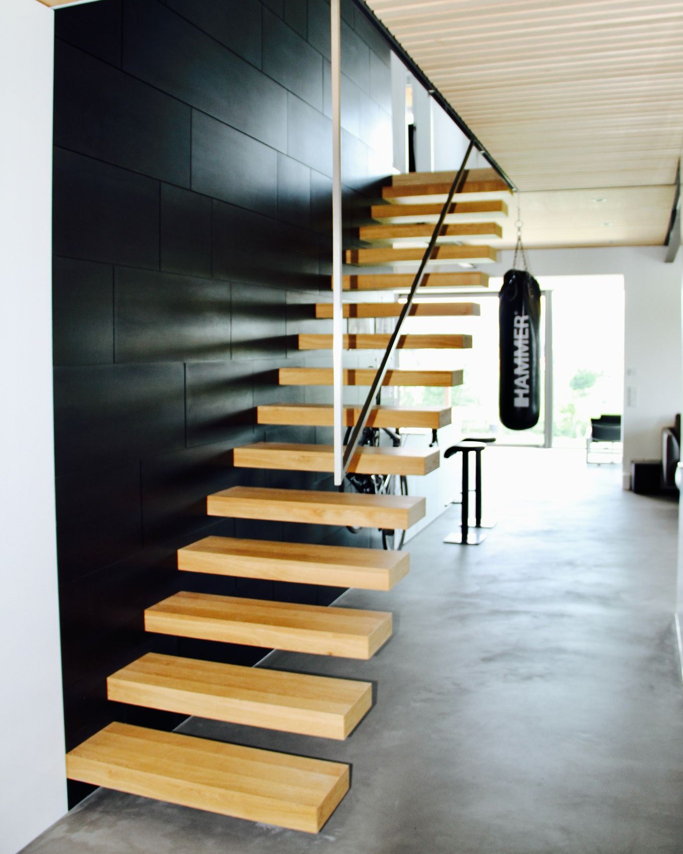 🏗️ Unsichtbar stark – die Stahlwand trägt’s!
Kragarmtreppe mit Power: Die massive Stahlwand übernimmt die ganze Last und bleibt dabei ruhig und charakterstark im Hintergrund.
#kragarmtreppe #stahlwand #metallbau #architekturliebe #gaststahlbau