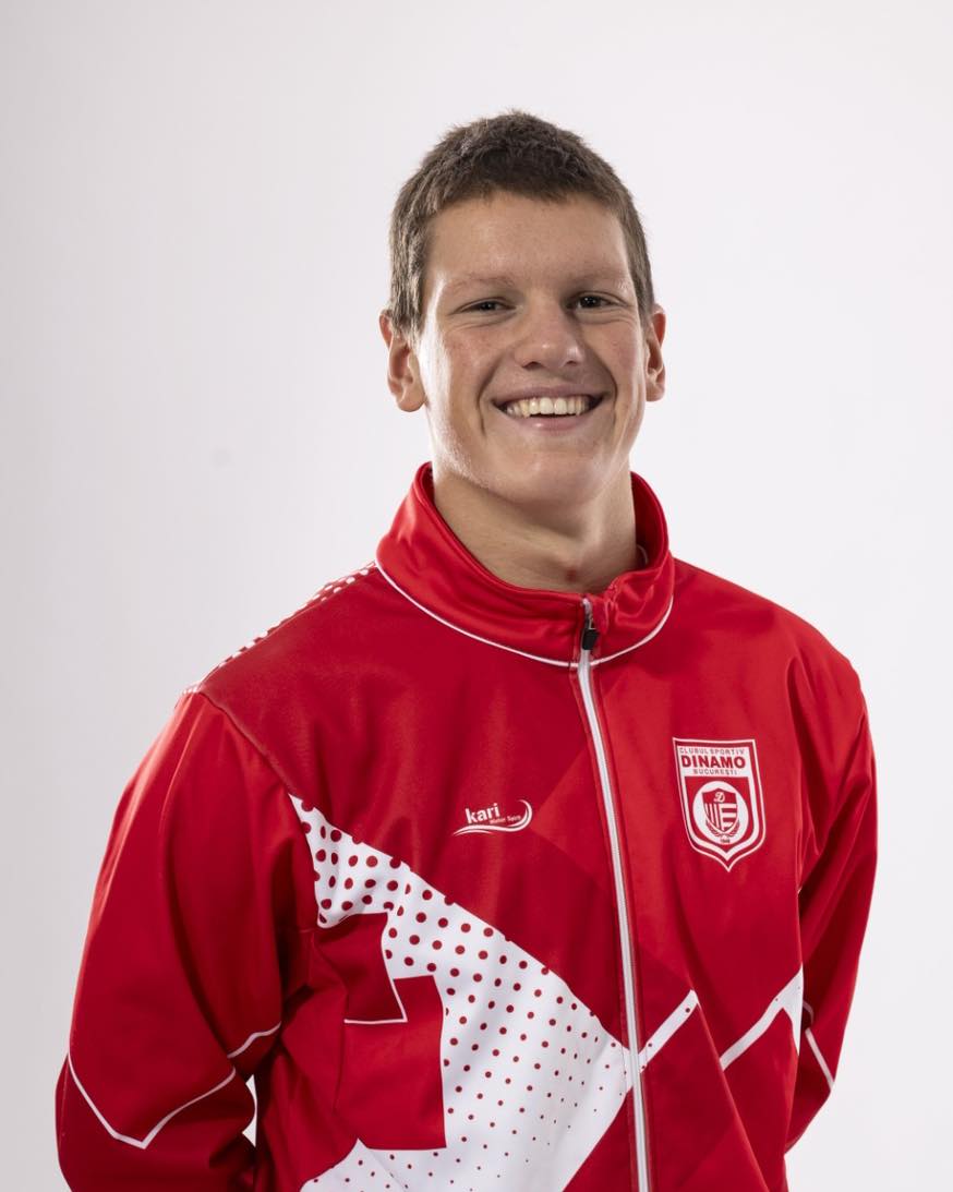 Labdien, sporta draugi un ūdenspolo cienītāji!
Ar lielu prieku paziņojam par labām ziņām. Pēc 11 gadiem, kopš Latvijā ir atjaunots ūdenspolo sporta veids, mums ir pirmie augļi! Mūsu audzēknis un jauniešu izlases kapteinis Ņikita Paško 17. gadu vecumā ir kļuvis par profesionāla ūdenspolo kluba Bukarestes "Dinamo" spēlētāju. Ņikita pievienojas Rumānijas vicečempioniem "Dinamo", kas ar 32 zelta medaļām ir valsts titulētākais klubs.
Tādejādi Ņikita ir kļuvis par pirmo Latvijas profesionālo ūdenspolo spēlētāju.
No visas sirds vēlam veiksmi Ņikitam un Bukarestes "Dinamo". Ceram, ka kopā ar Ņikitu viņiem izdosies sasniegt vēl augstākus rezultātus un sportisku izcilību.
Lai top! Uz priekšu ūdenspolo Latvijā!
#waterpolo #waterpololatvia