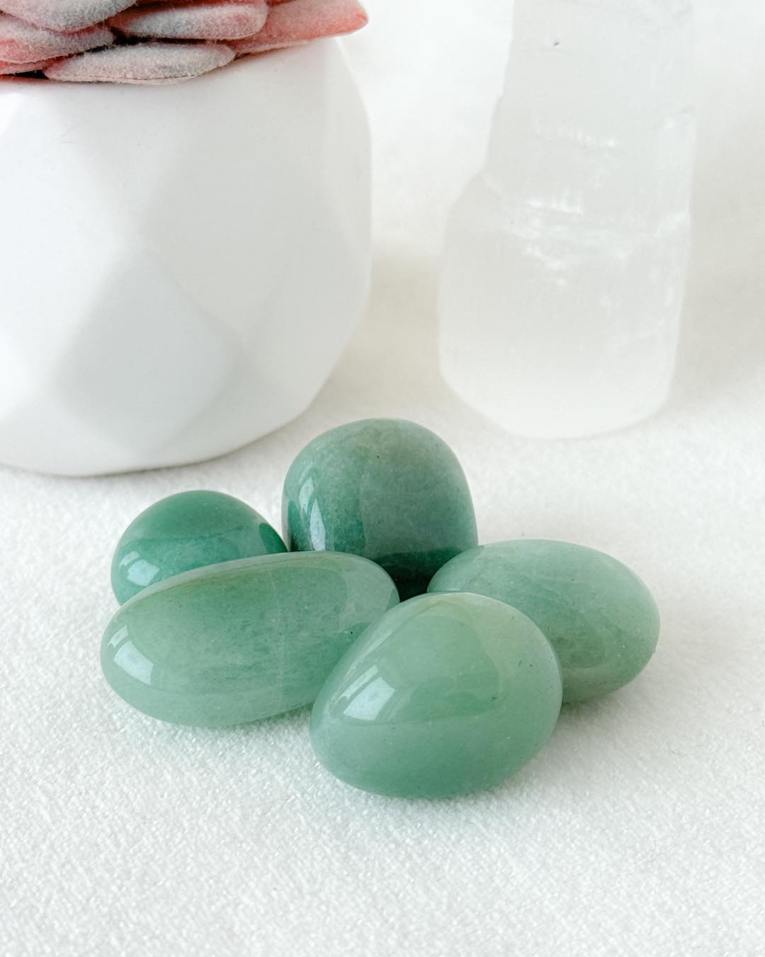 Coucou,
Aujourd'hui, je vous propose des astuces que j’utilise moi-même pour m’aider à ressentir plus de gratitude dans ma vie avec l’aide de l’aventurine et ses vibrations apaisantes et ses propriétés de guérison du chakra du cœur.
- Rituel de gratitude : je prends un moment chaque jour pour me connecter à l’aventurine et penser à toutes les choses pour lesquelles je suis reconnaissante, grandes ou petites, et je ressens la joie de les avoir dans ma vie.
- Exprimer ma reconnaissance : je peux écrire dans un journal de gratitude ou partager mes pensées avec un proche, en tenant l'aventurine pour amplifier mon intention.
- Renforcer l'optimisme : je répète des affirmations positives tout en tenant l'aventurine, comme "Je choisis de voir la vie avec optimisme et gratitude".
En pratiquant régulièrement la gratitude avec l'aide de l'aventurine, j'entraîne mon esprit à se concentrer sur le positif et à cultiver un état d'esprit optimiste qui me guide vers le bonheur et l'épanouissement. ✨🙏
Quelles sont les choses pour lesquelles vous êtes reconnaissant aujourd’hui ? N’hésitez pas à les écrire en commentaire 🥰
#gratitude #aventurine #bienêtre #optimisme #cristaux #spiritualité