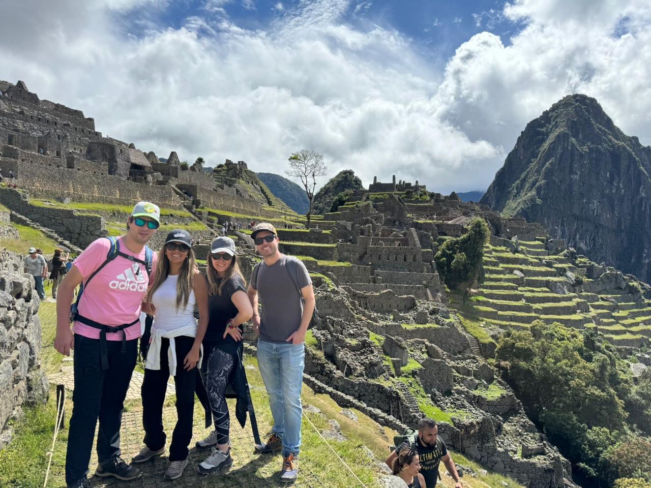 Paxs. in2travel disfrutando de los escenarios únicos que ofrece Cusco y Machu Picchu.
Si estás planificando un viaje a Perú, seguramente Cusco sea uno de los destinos que tienes entre los primeros de tu lista. Si es así, no te equivocas, porque la antigua capital del Imperio Inca es sin dudas una de las mejores ciudades de Sudamérica para visitar.
#in2travel #travelling #diseñoexperiencias #DiseñoExperiencias #diseñoexperienciasunicas #diseñoexperienciasdeviaje #diseñoexperienciasturisticas #diseñoexperienciasemocionales #diseñoexperienciasvivenciales