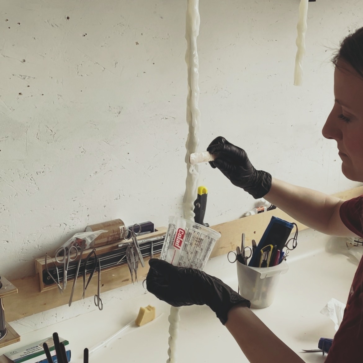 🛠️✨ Busy summer ahead!
With a workshop full of energy and exciting projects underway, the coming weeks promise to be some of the most intense and interesting of the year.
Together with @studiojunon, we’re already crafting some very special surprises — stay tuned, something new is coming soon… 👀
Workshop Team : @celinefragment @virginie_dahmane @juliejellyjumper
#cinebaby #sfx #workshop #specialeffects #props #madeinfrance #cinema #handcrafted #behindthescenes