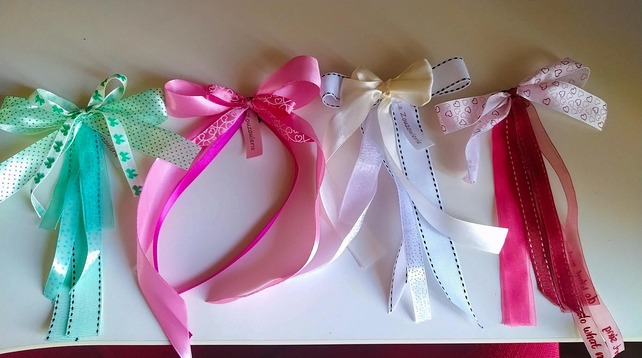 🐎 « Oh, il est pas aimable ton cheval ? »
🐴 « Non, il porte un nœud rouge. Il préfère son espace perso, comme toi avant ton café du matin. »
Les nœuds de sensibilisation sont là pour ça : informer discrètement mais clairement.
🔴 Rouge : Ne pas approcher, le cheval peut taper
🟡 Jaune : Cheval à vendre
🟢 Vert : Le cheval est jeune ou inexpérimenté. Il peut avoir des réactions imprévisibles.
🔵 Bleu : Le cheval risque de mordre (ou faire des bisous avec les dents)
⚪ Blanc : Le cheval est un entier
🟣Rose : C'est une jument en chaleur
Chez La Zouzoulerie, on les fabrique à la main, avec des tissus de récup, et beaucoup de bon sens équin.
Parce que prévenir, c’est mieux que crier “recule il tape !” à 10 mètres.